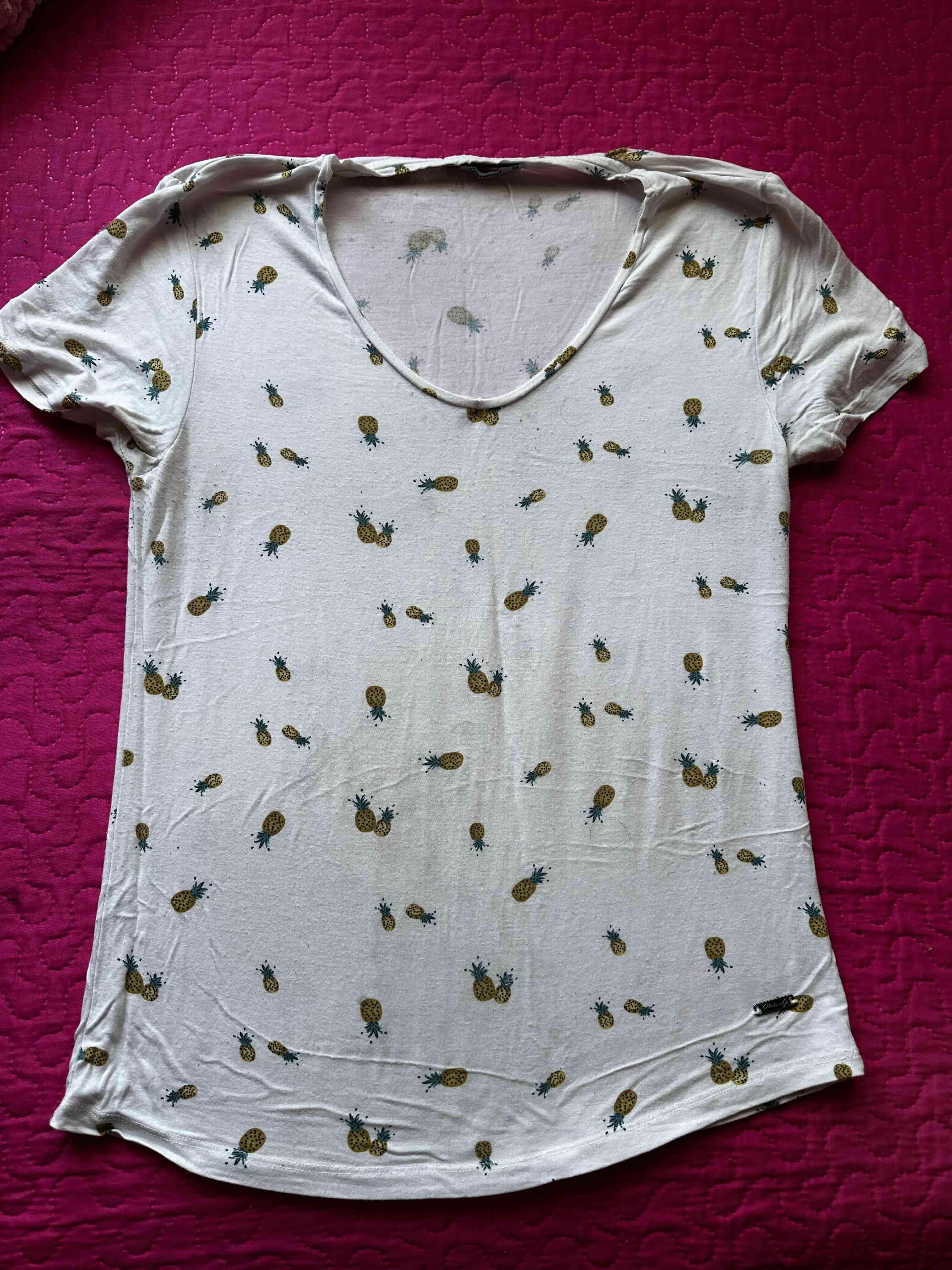 Polera blanca con estampado de piñas