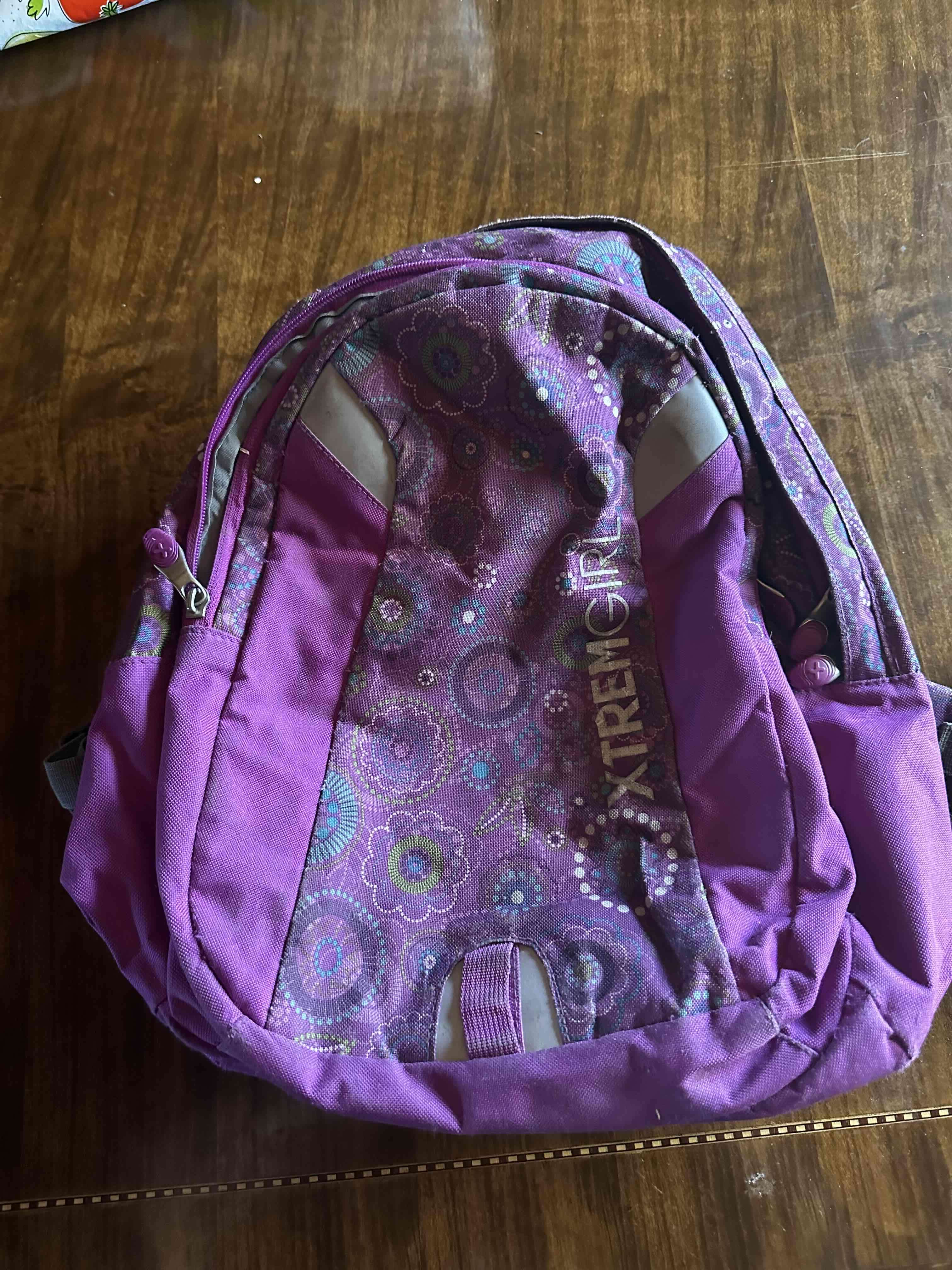 Mochila morada con estampado floral