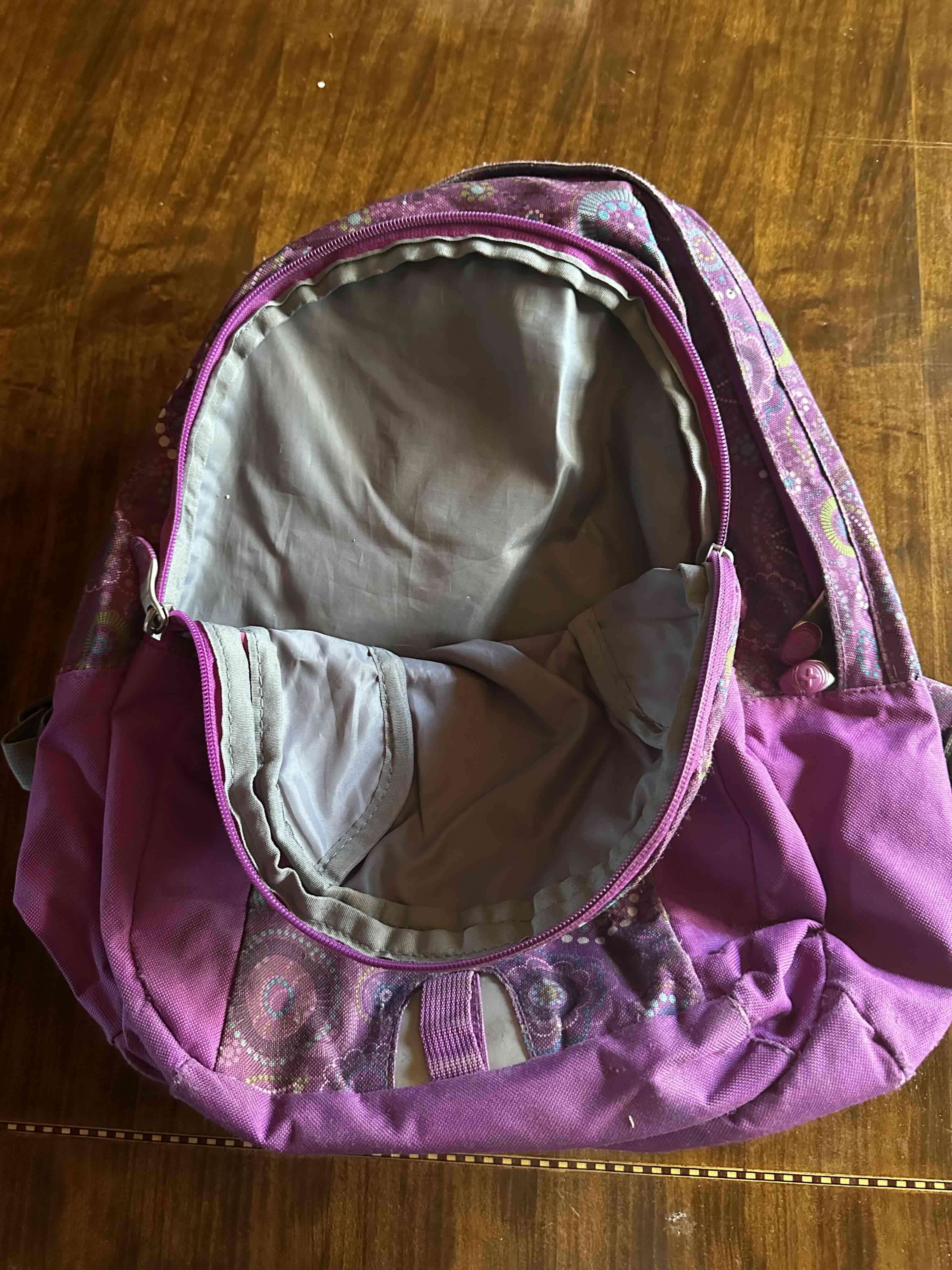 Mochila morada con estampado floral - miniatura 2