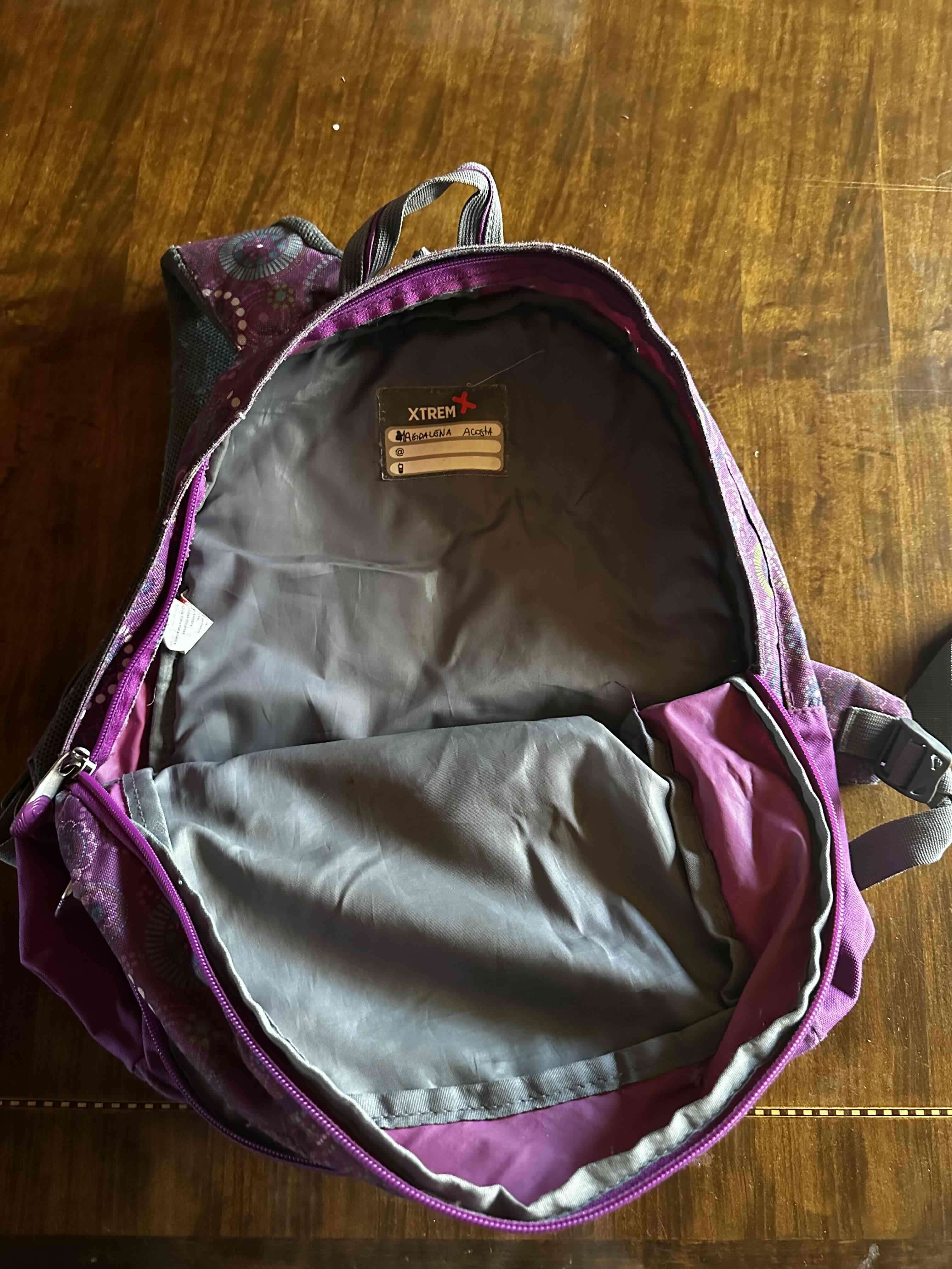 Mochila morada con estampado floral - miniatura 3