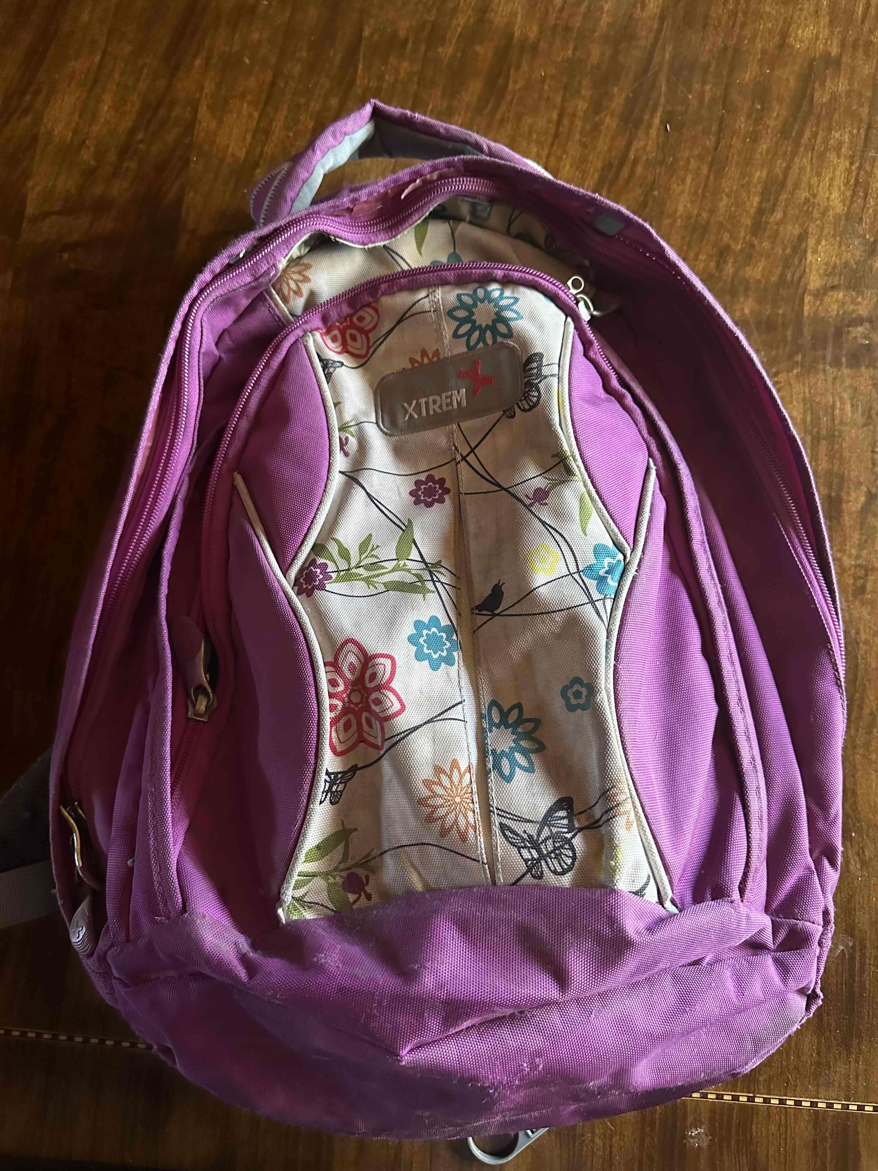 Mochila Xtrem morada con diseño floral