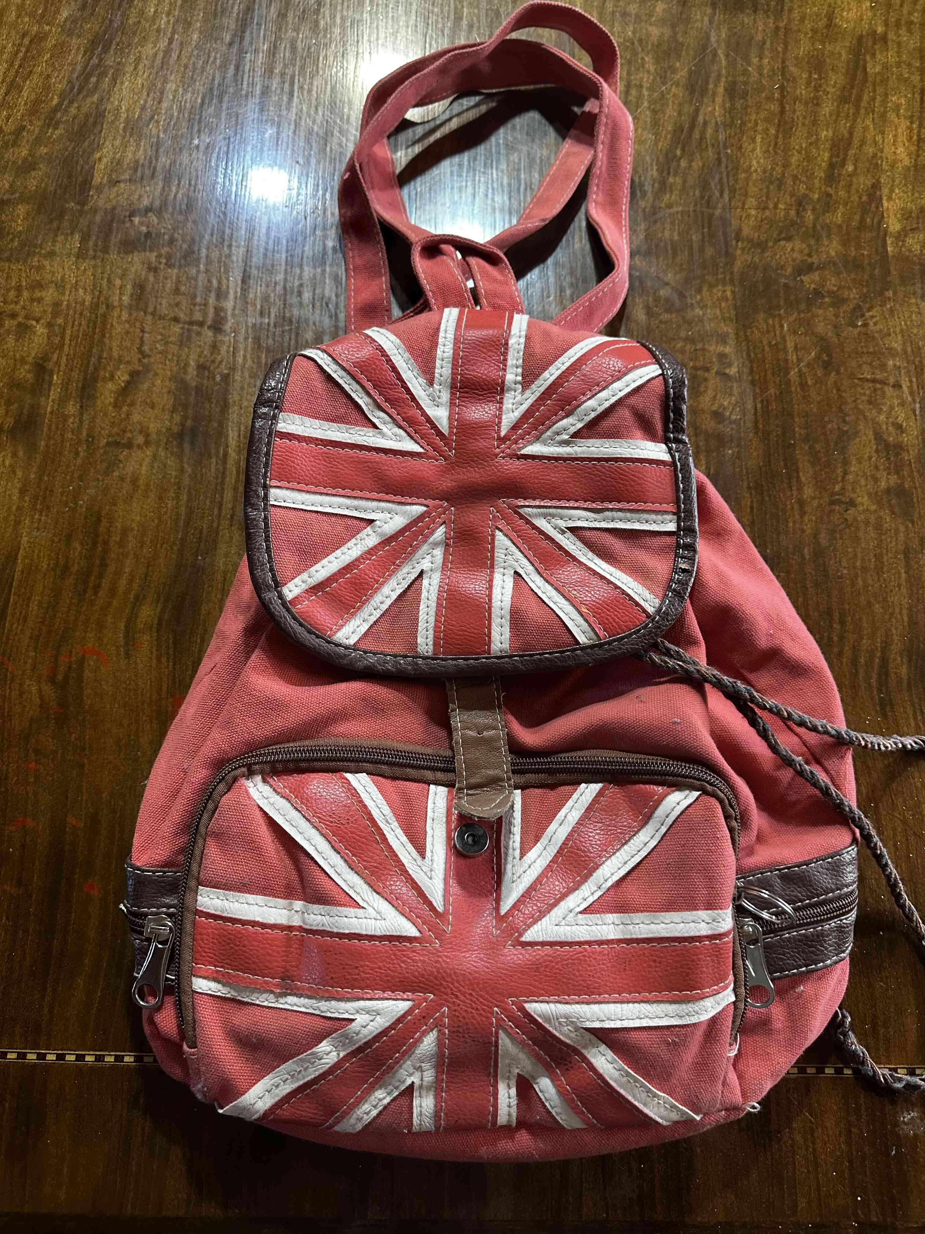 Mochila roja bandera británica