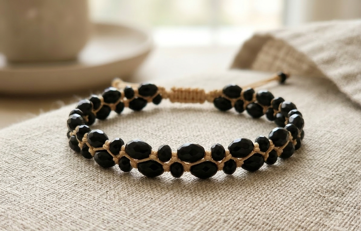 Pulsera tejida con cuentas negras