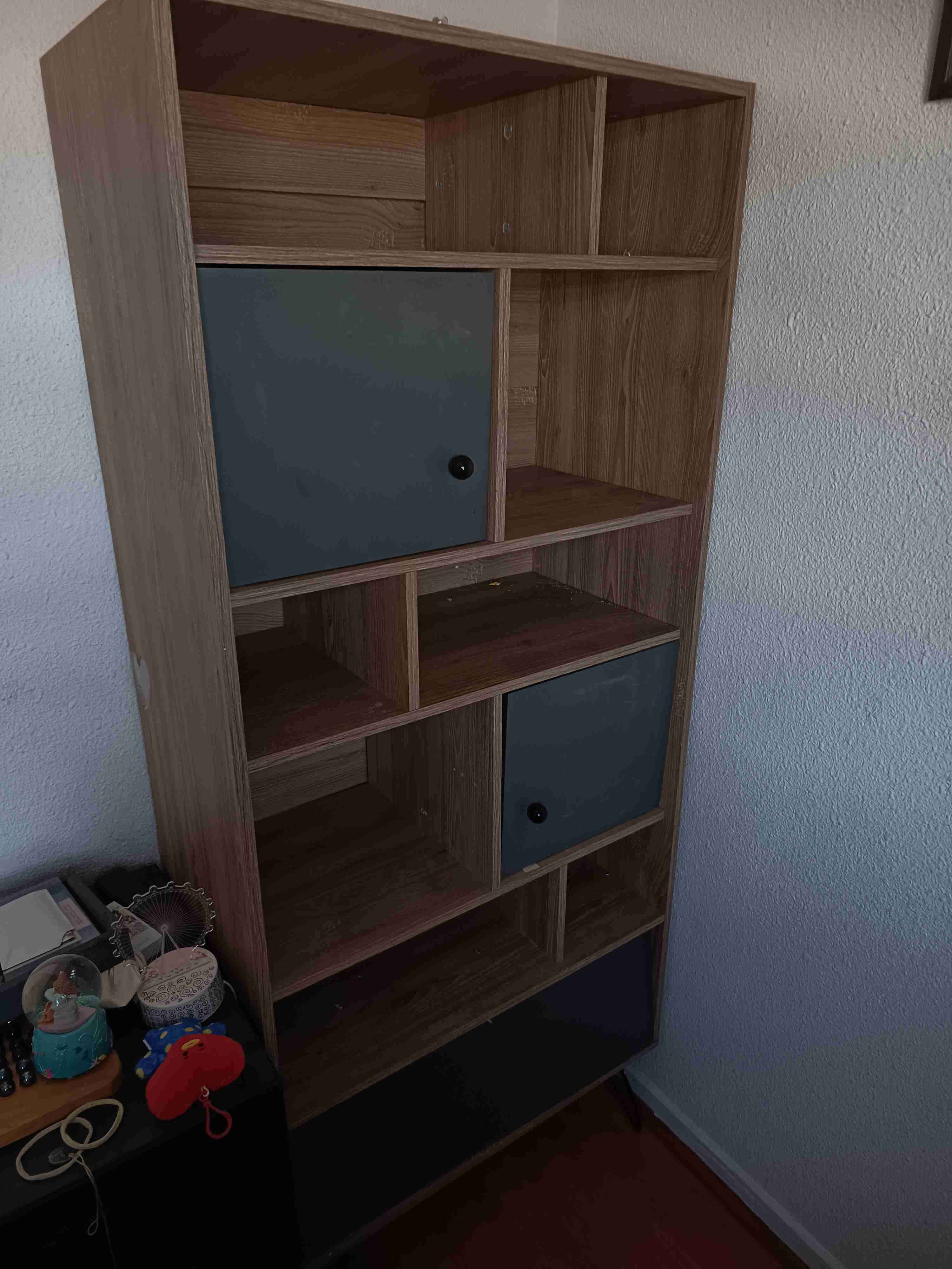 Estantería de madera con puertas - miniatura 2