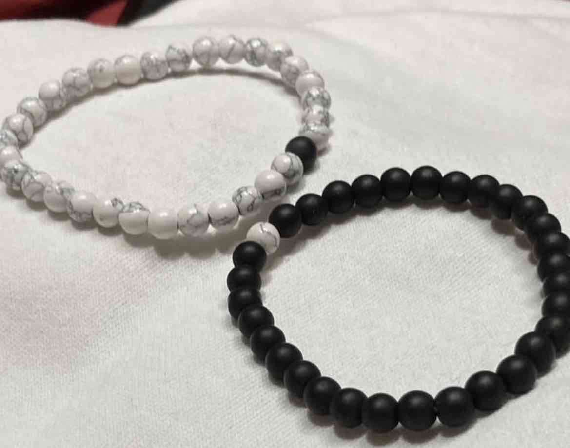 Pulseras de piedras blancas y negras