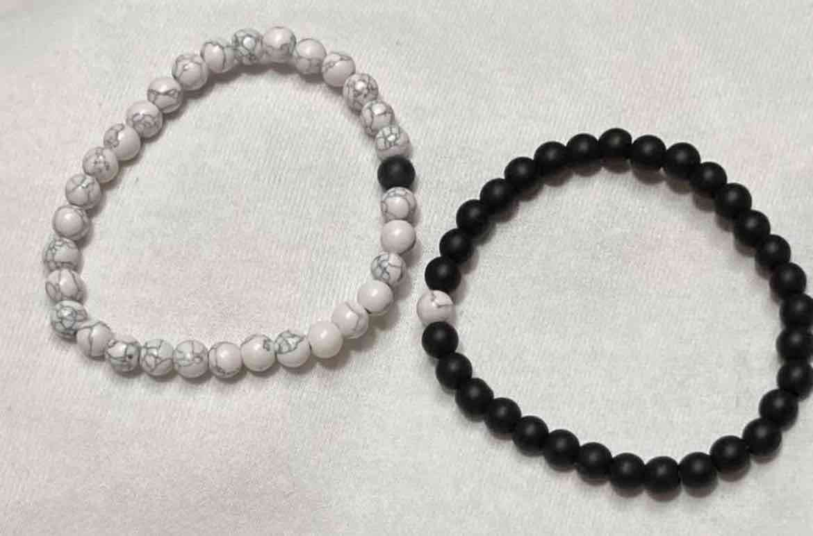 Pulseras de piedras blancas y negras - miniatura 2