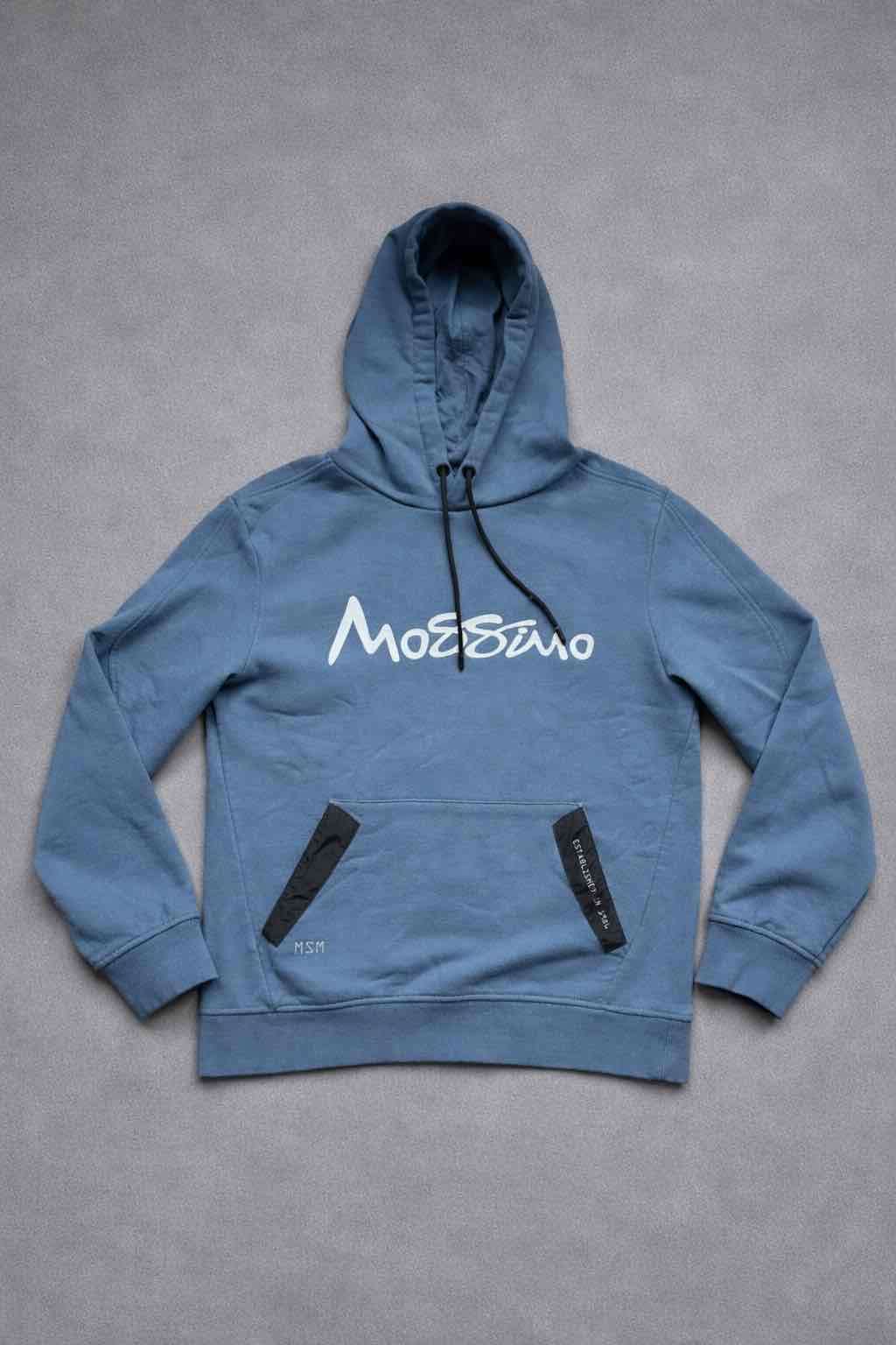 Polerón azul con capucha y logo