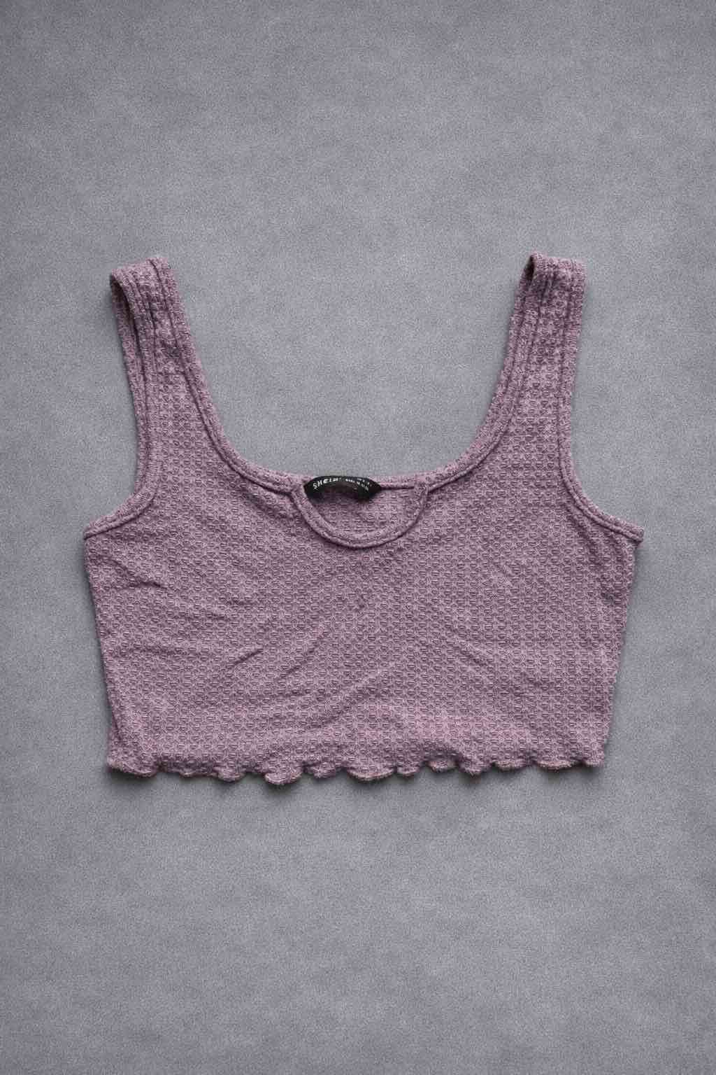 Top morado de encaje sin mangas