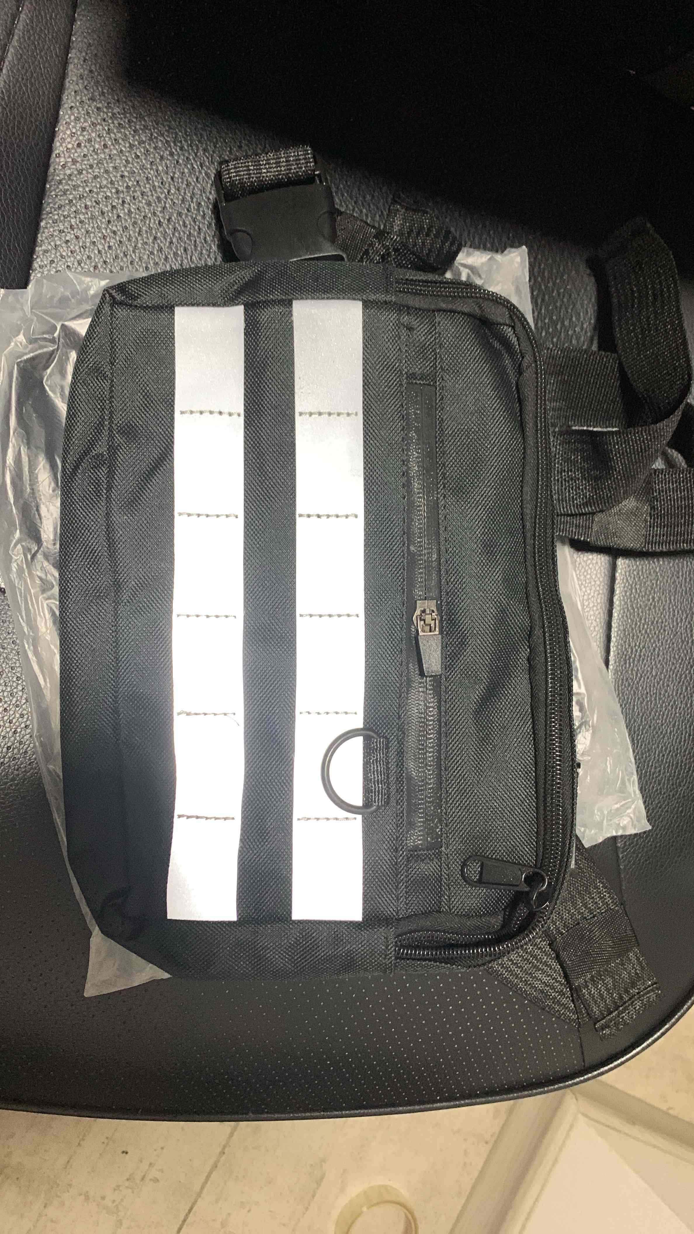 Bolso de pecho banano negro con rayas reflectante