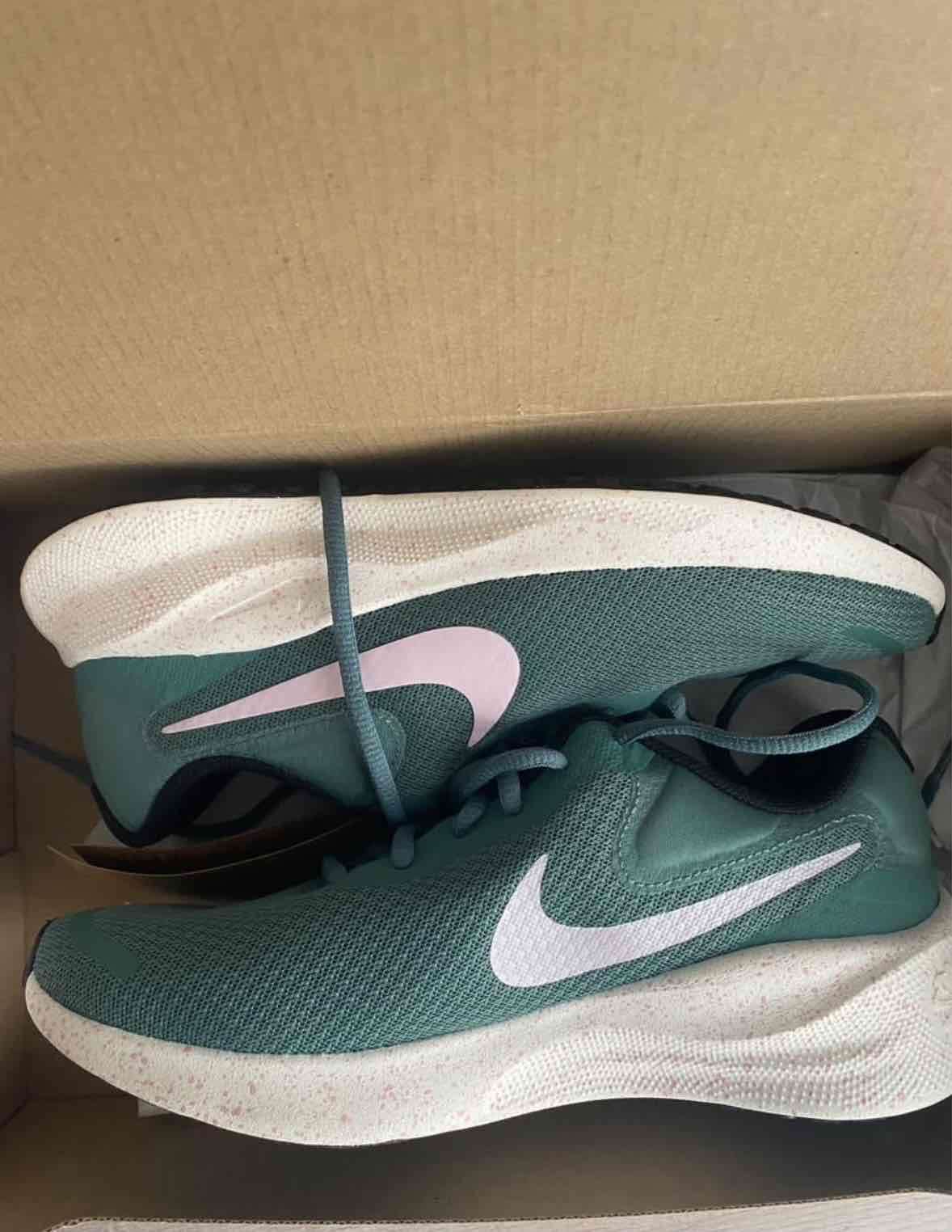 Zapatillas Nike verdes nuevas - miniatura 3