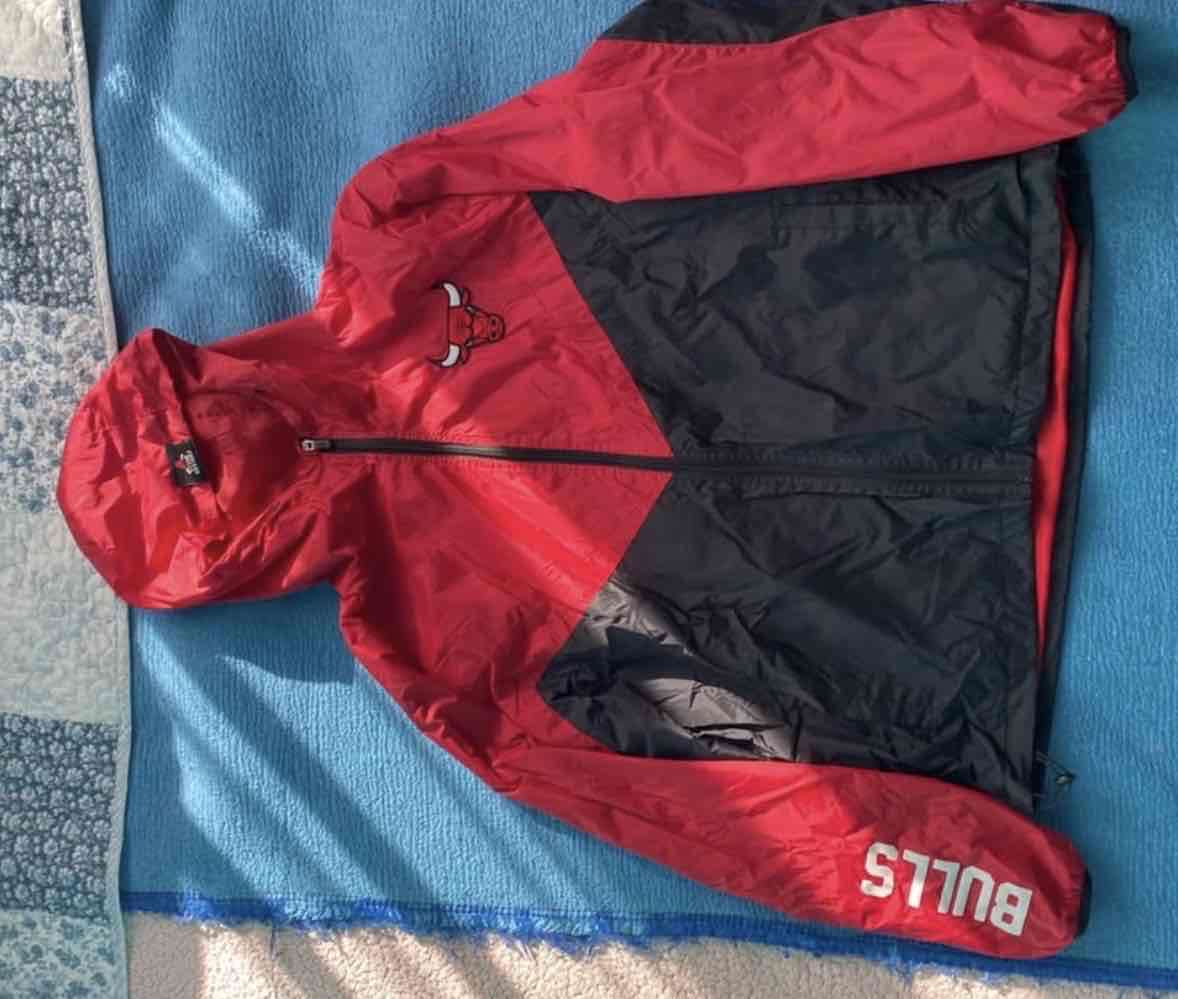 Cortavientos rojo negro Bulls