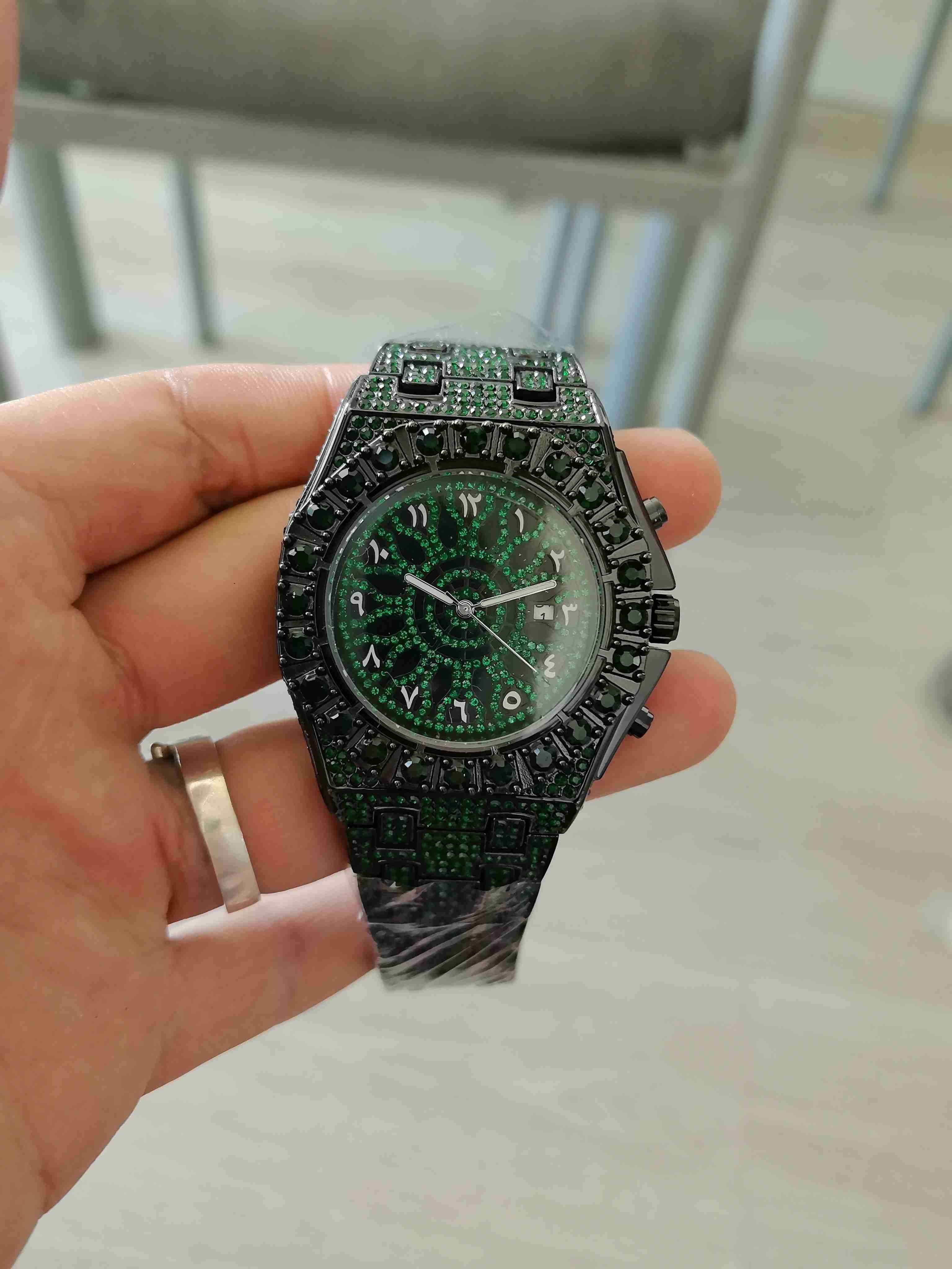 Reloj de pulsera con cristales verdes