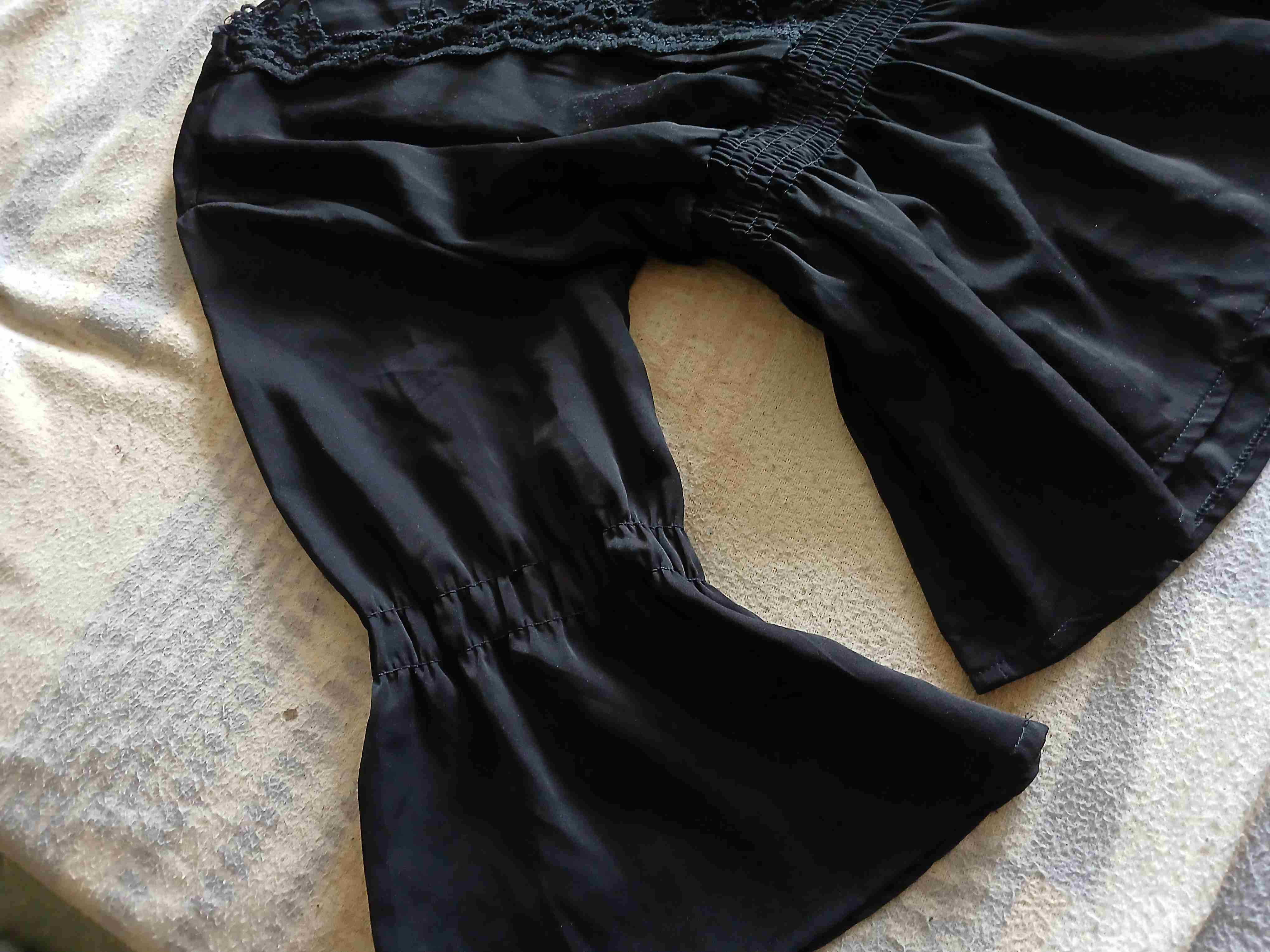 Blusa negra con encaje estilo goth - miniatura 2