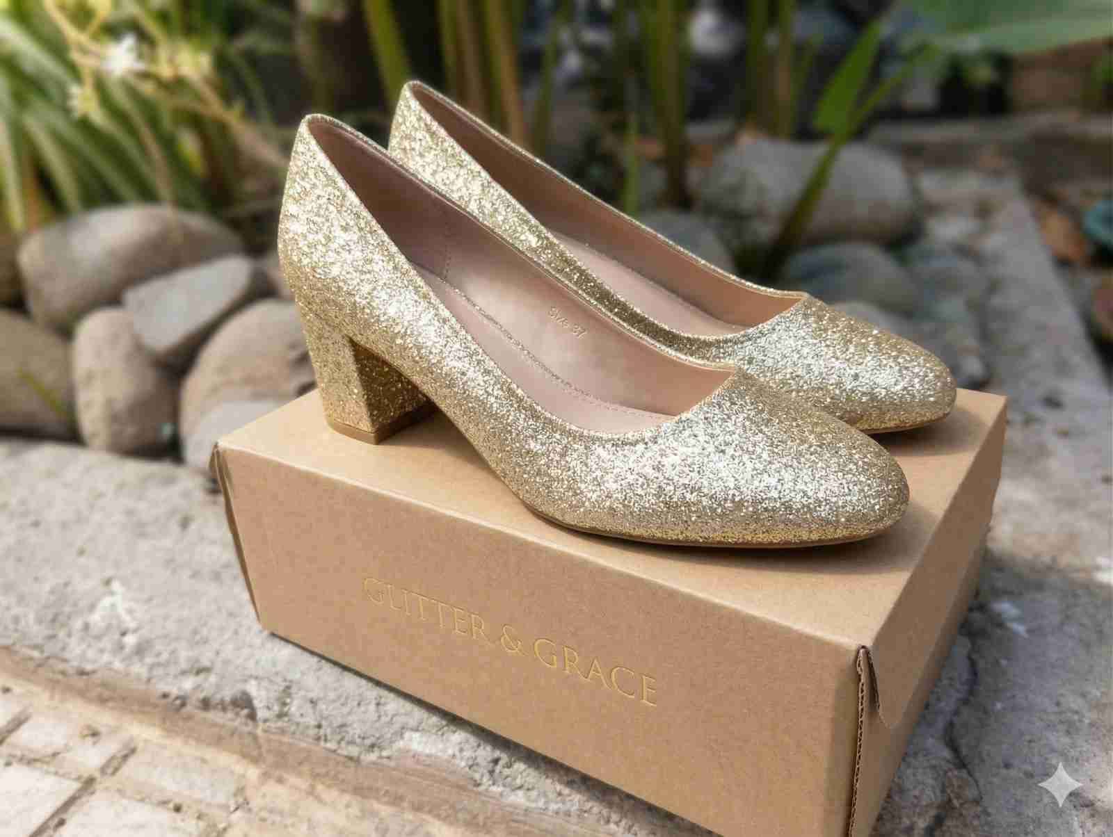 Zapatos dorados brillantes