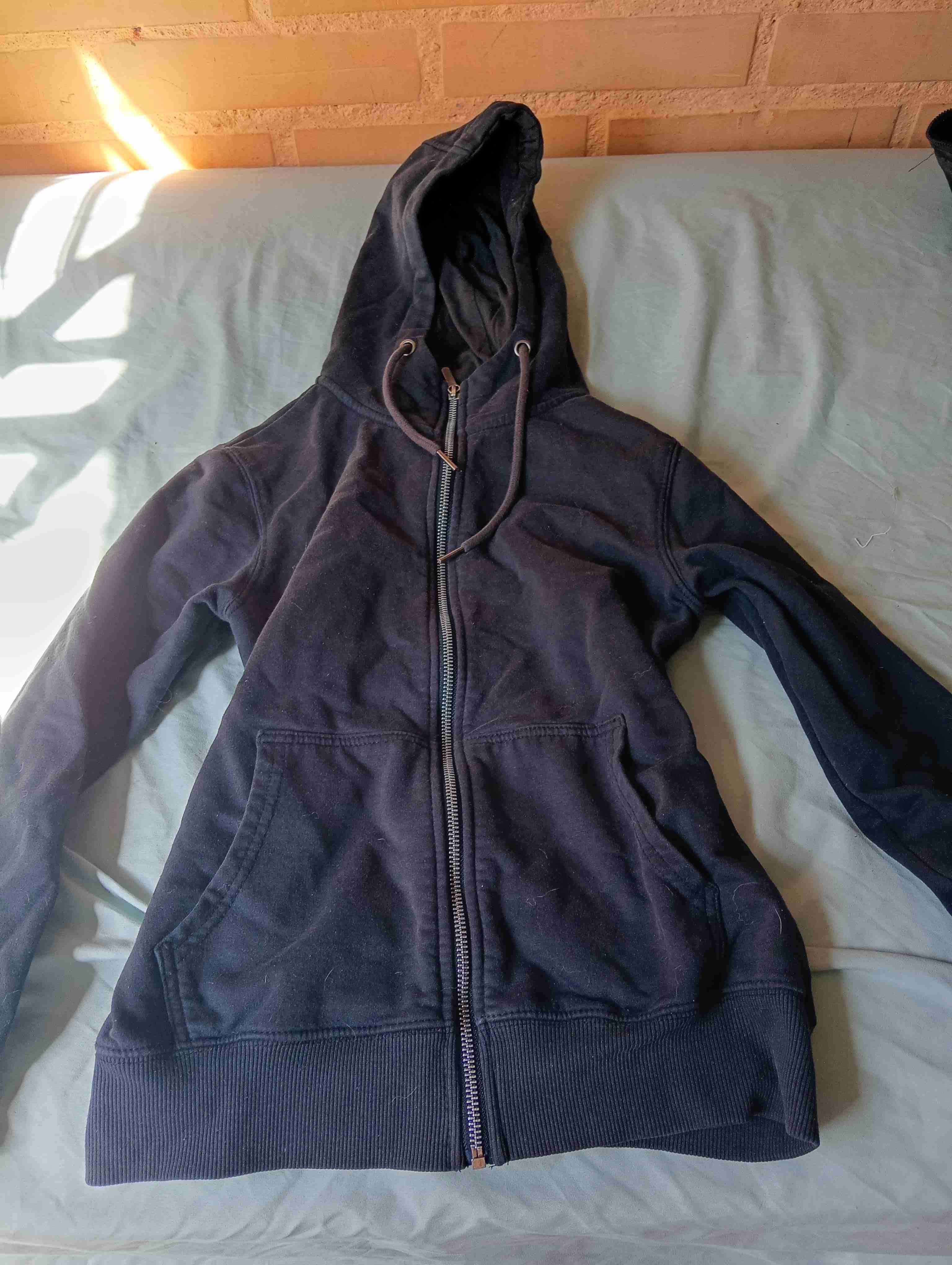 Polerón con capucha negro