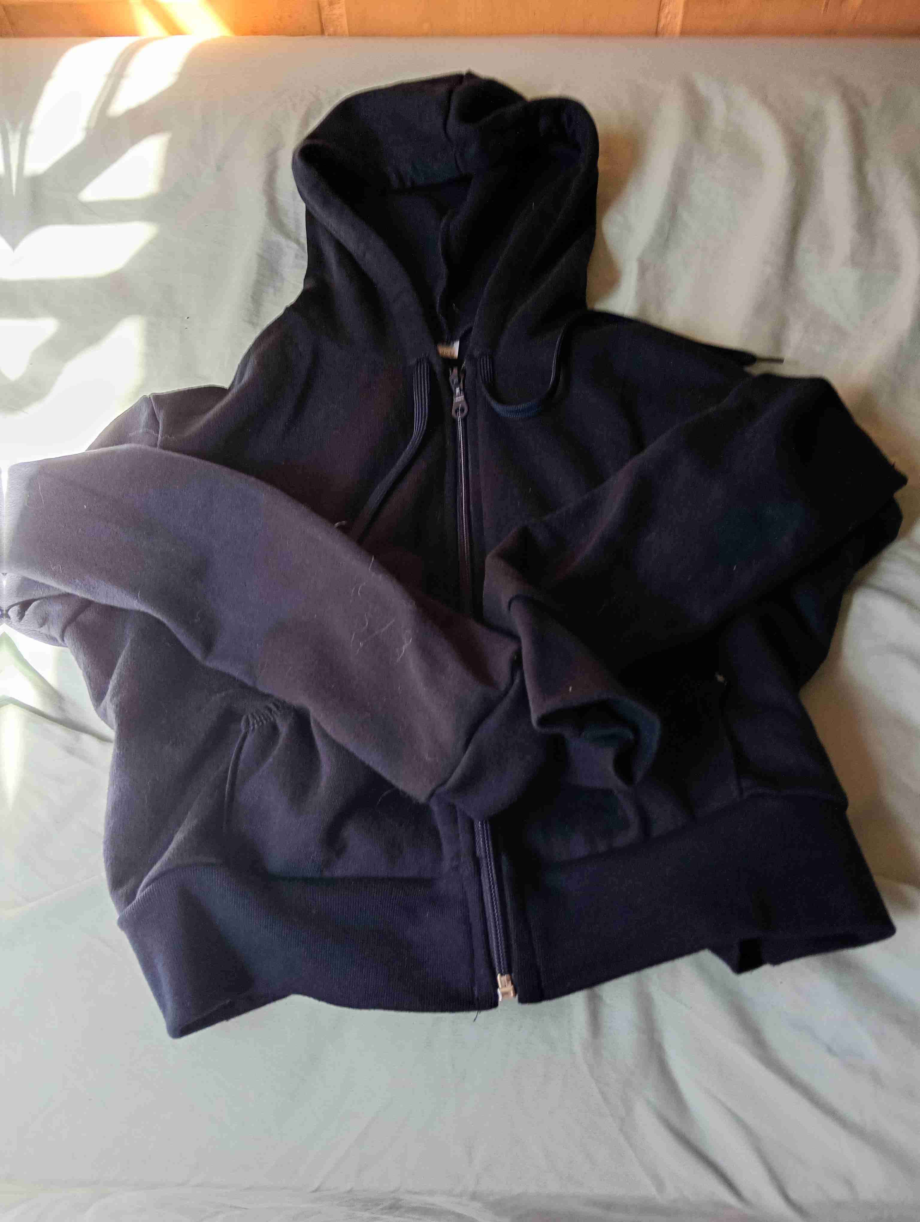 Polerón negro con capucha