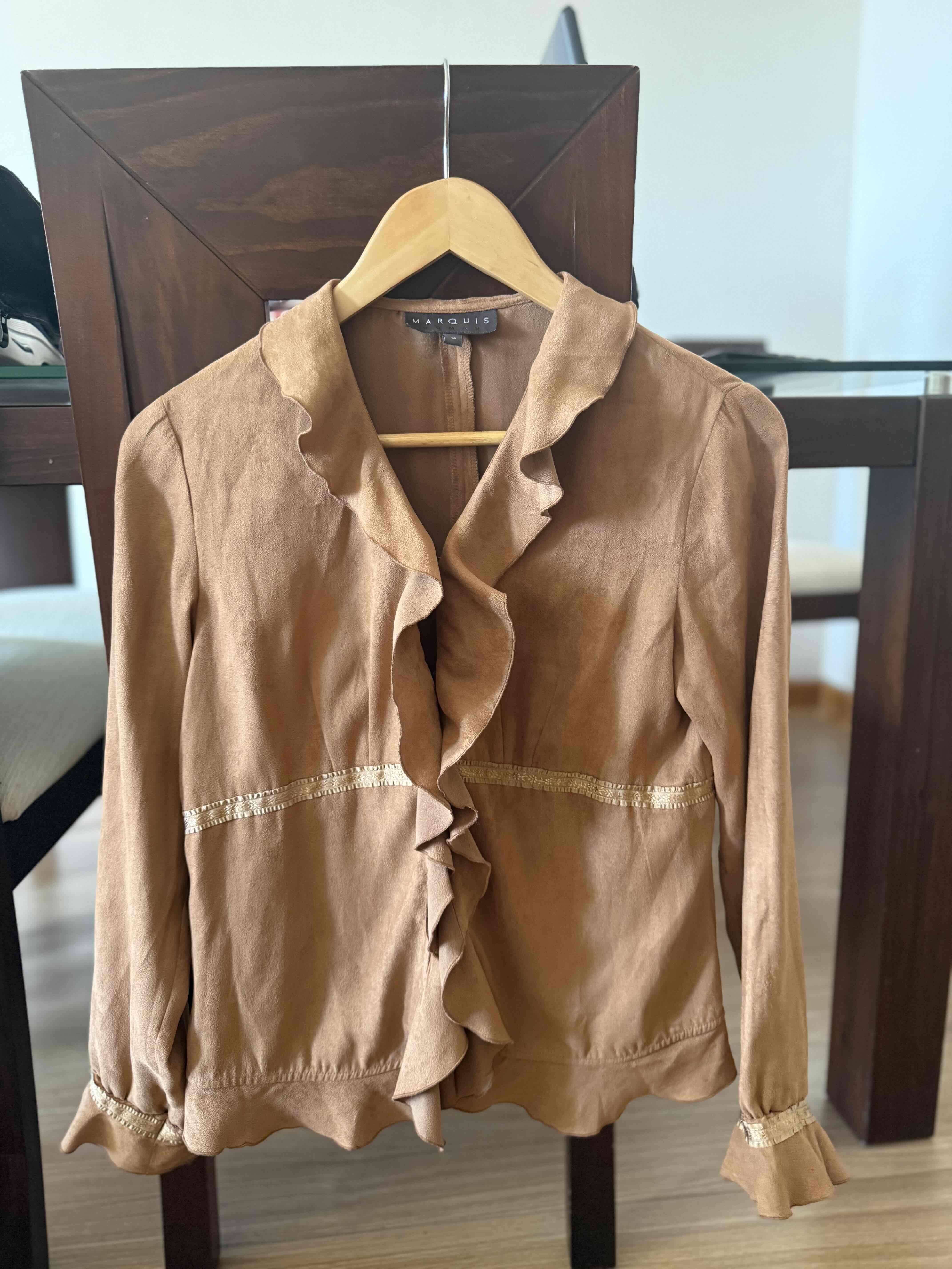 Blusa marrón con volantes