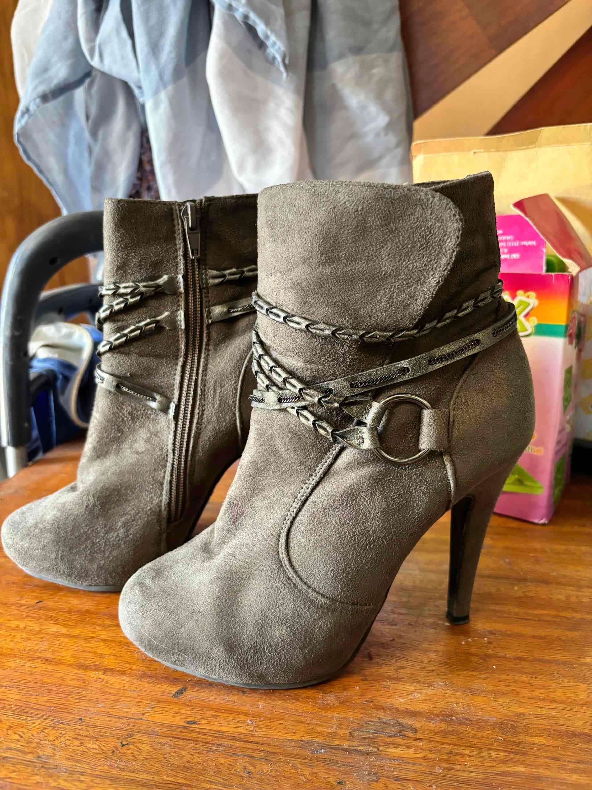 Botines de gamuza gris con tacón