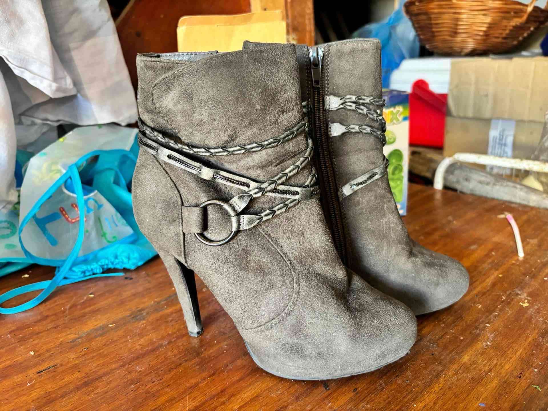 Botines de gamuza gris con tacón - miniatura 2