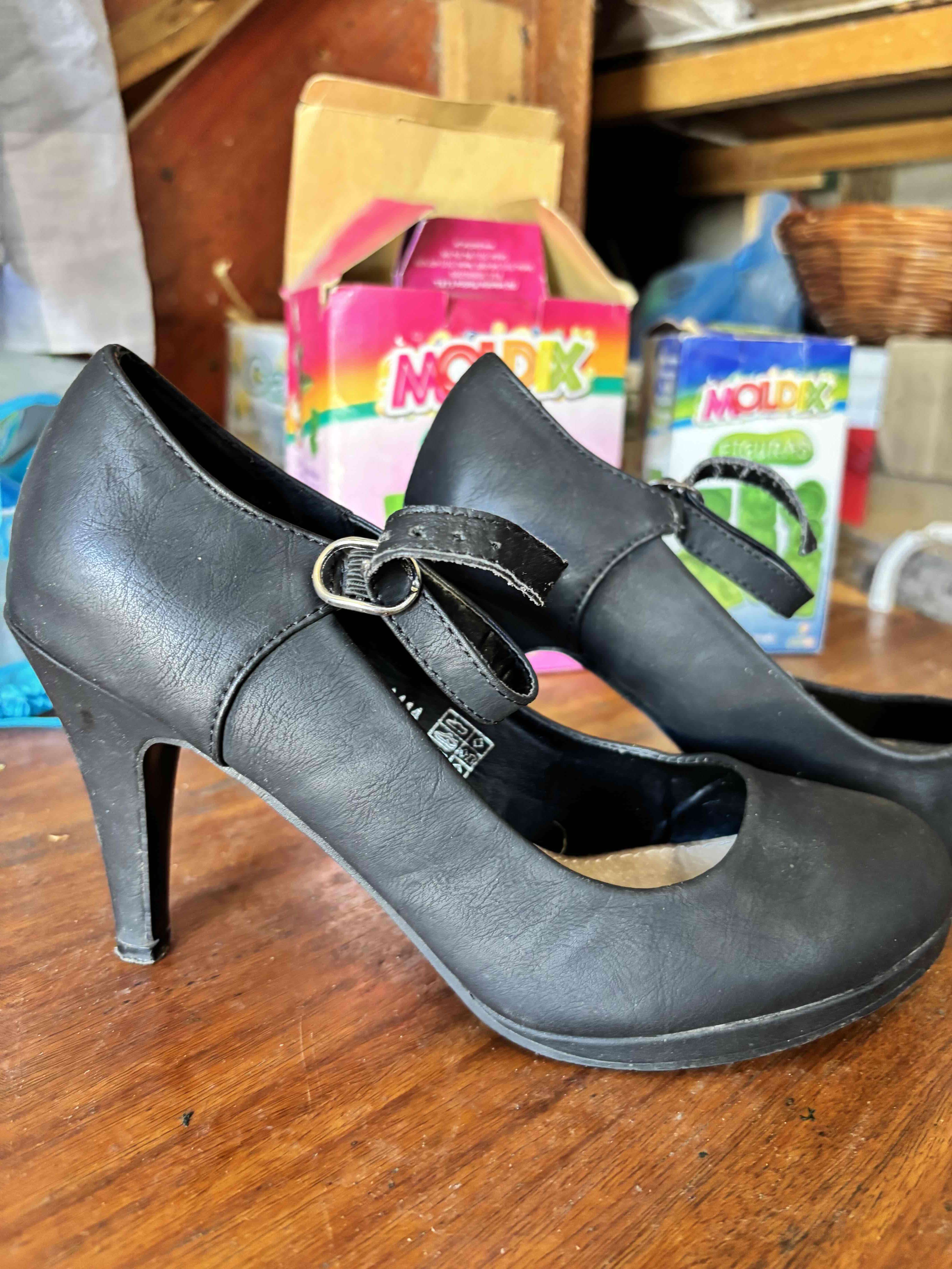 Zapatos de tacón negro con correa
