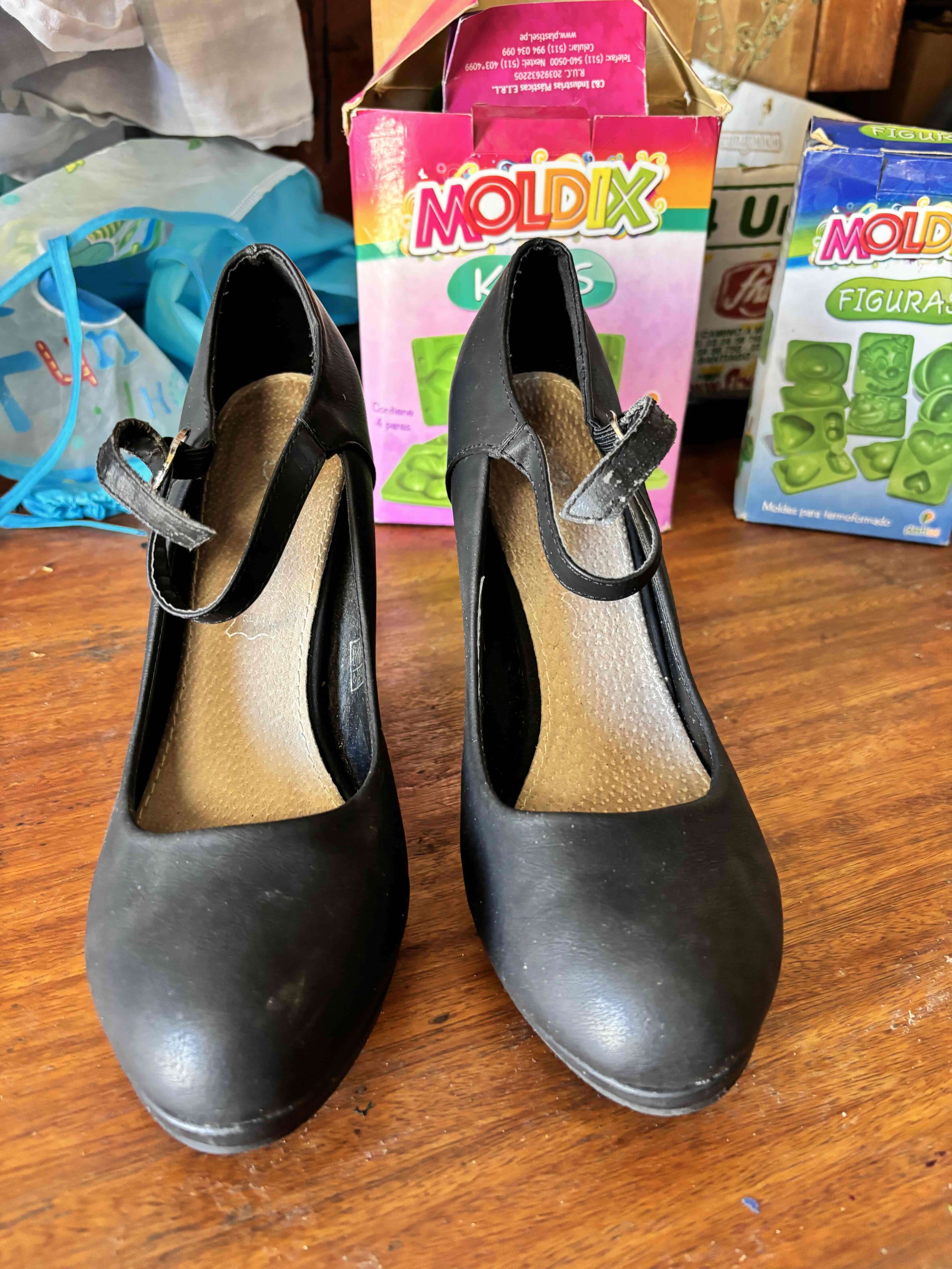 Zapatos de tacón negro con correa - miniatura 2