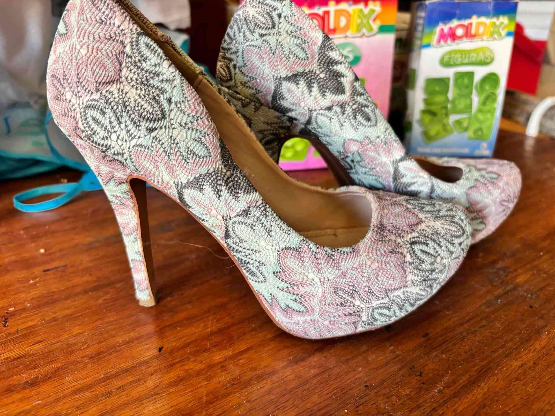 Tacones altos estampados florales