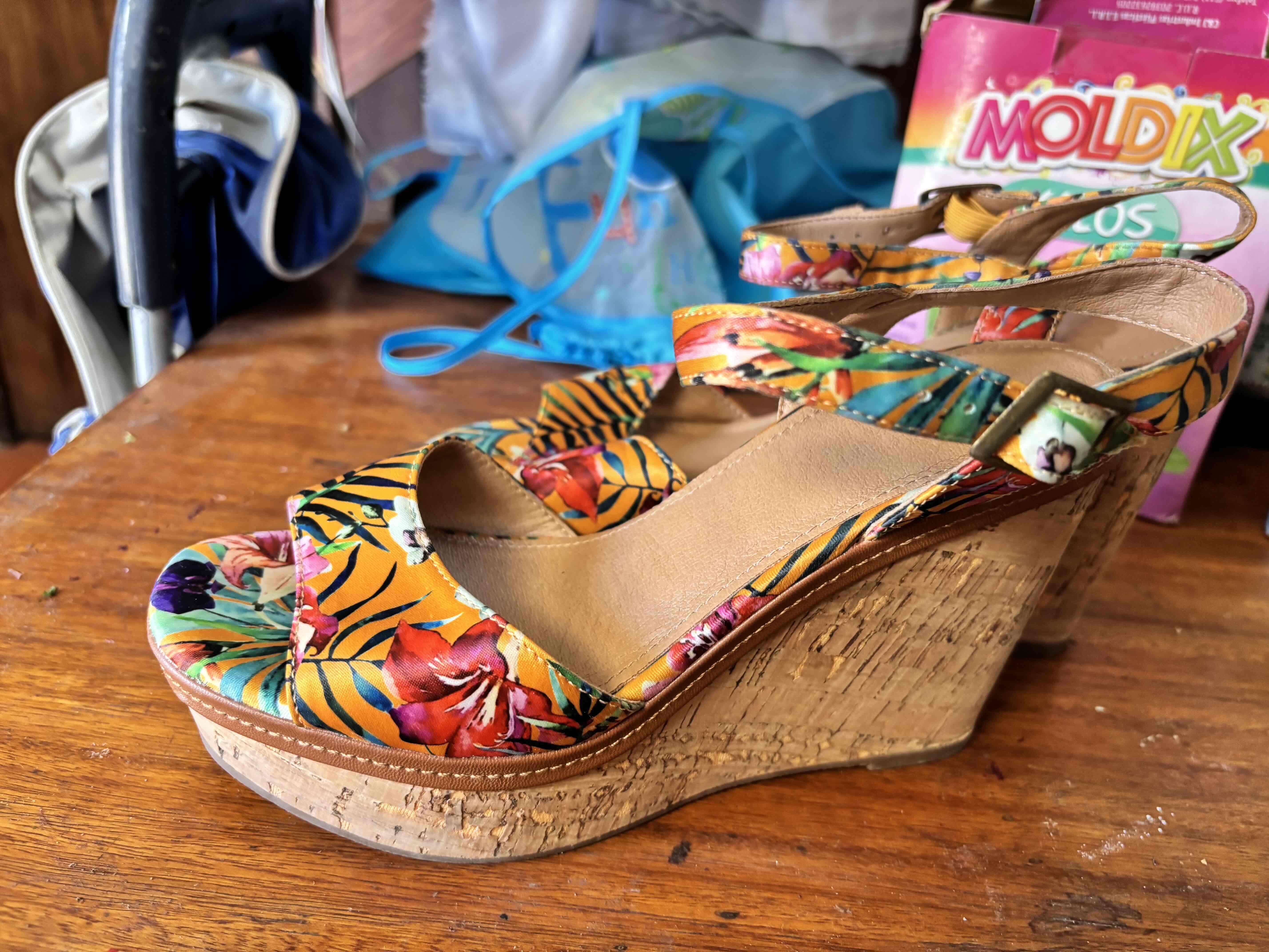 Sandalias con cuña estampado tropical