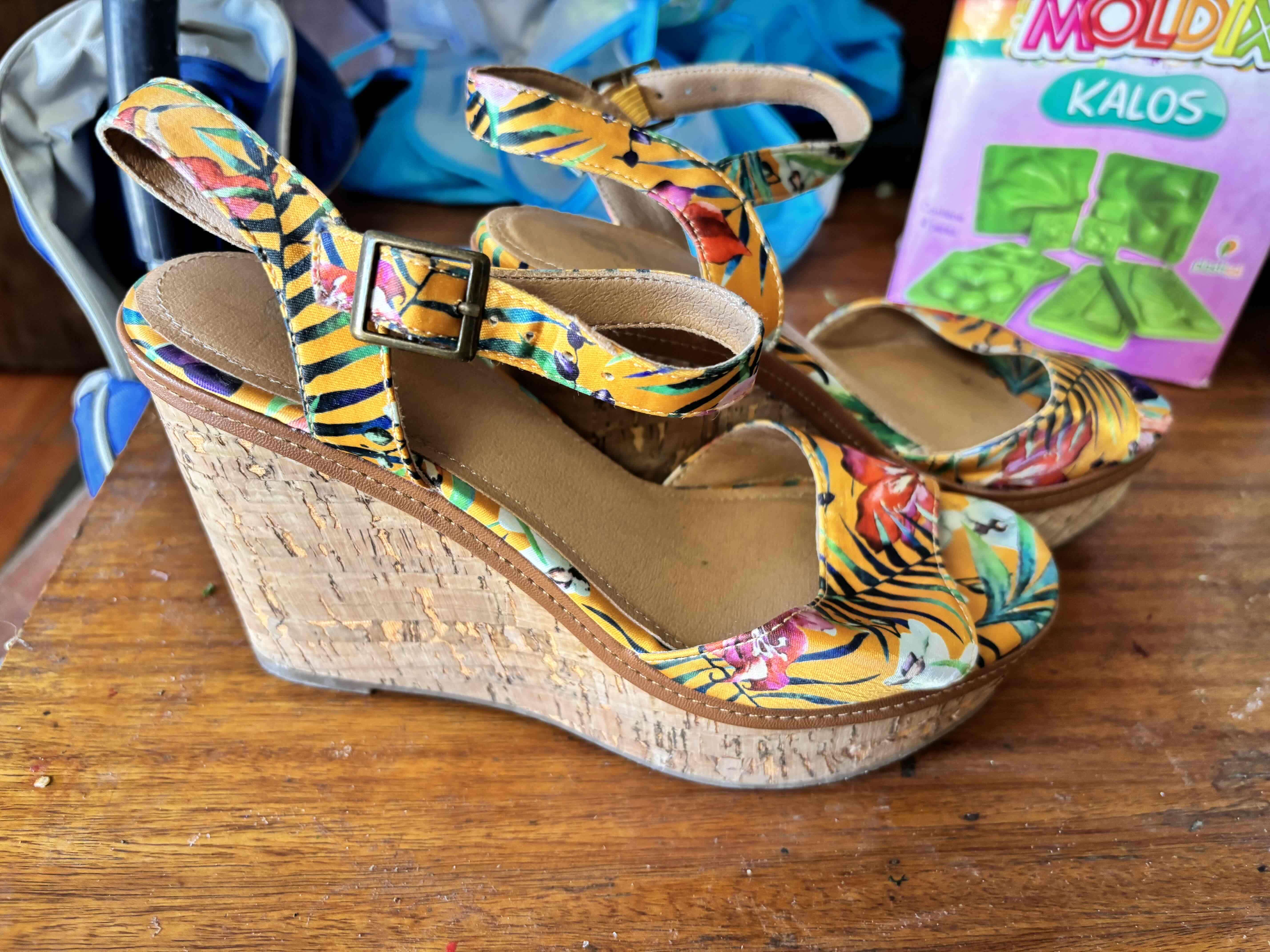 Sandalias con cuña estampado tropical - miniatura 2