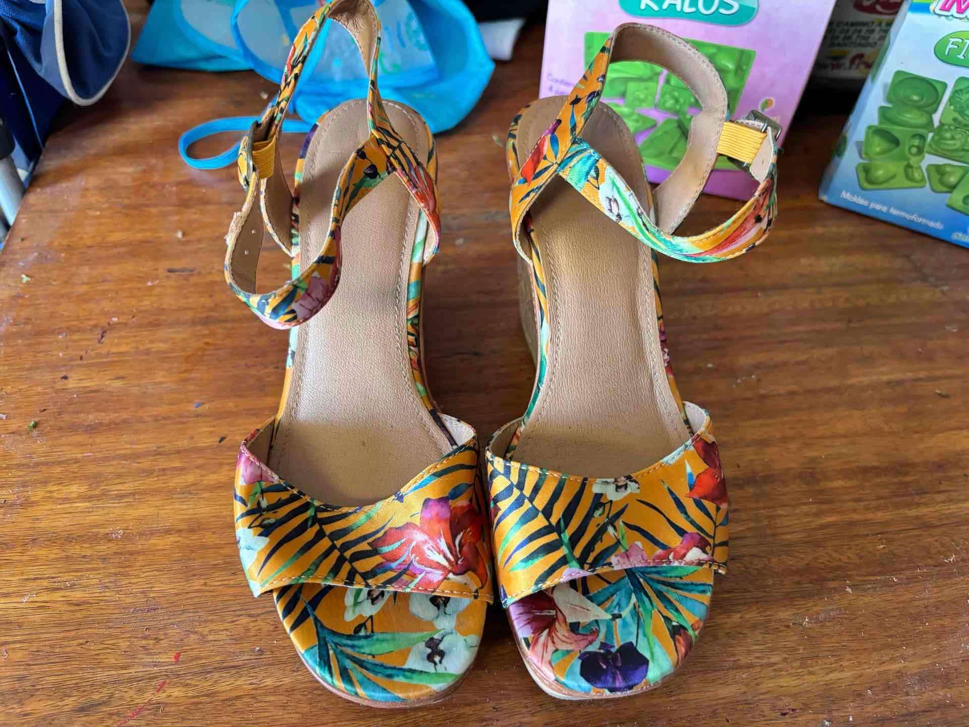 Sandalias con cuña estampado tropical - miniatura 3