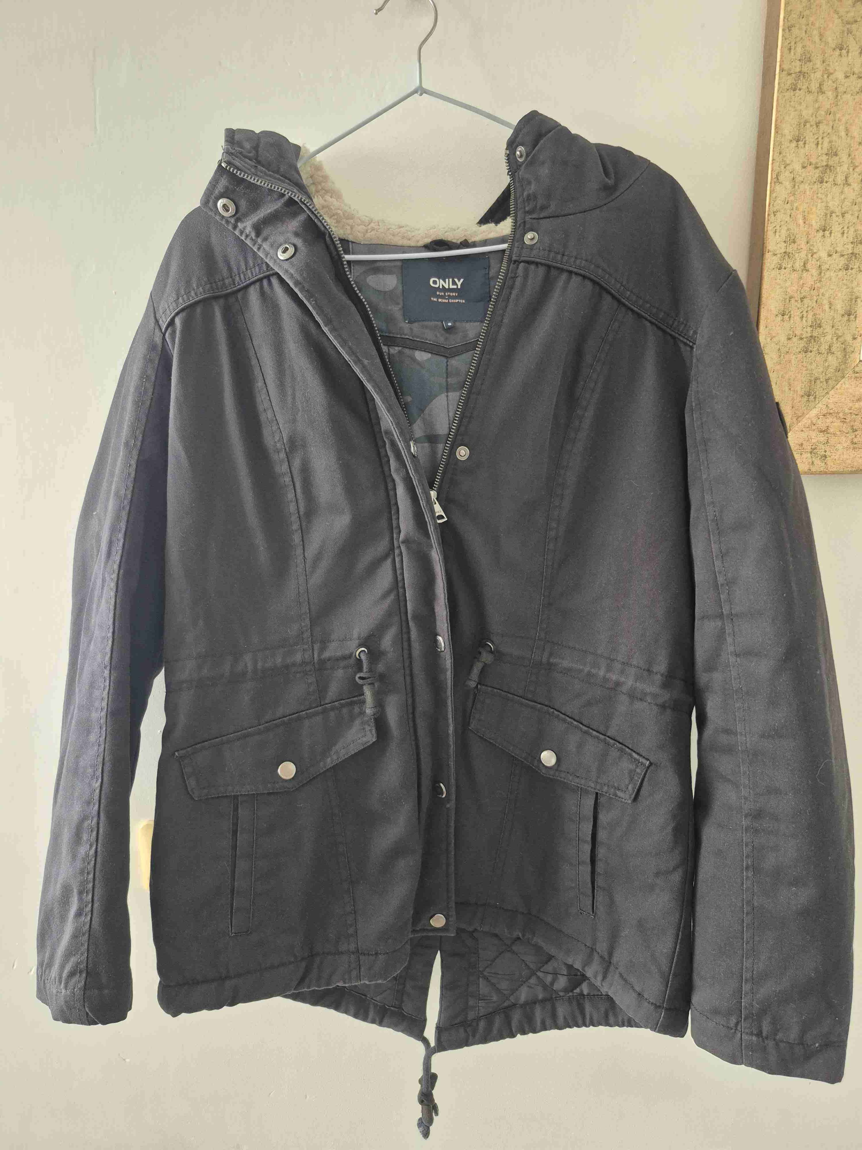 Parka de mujer negra con capucha