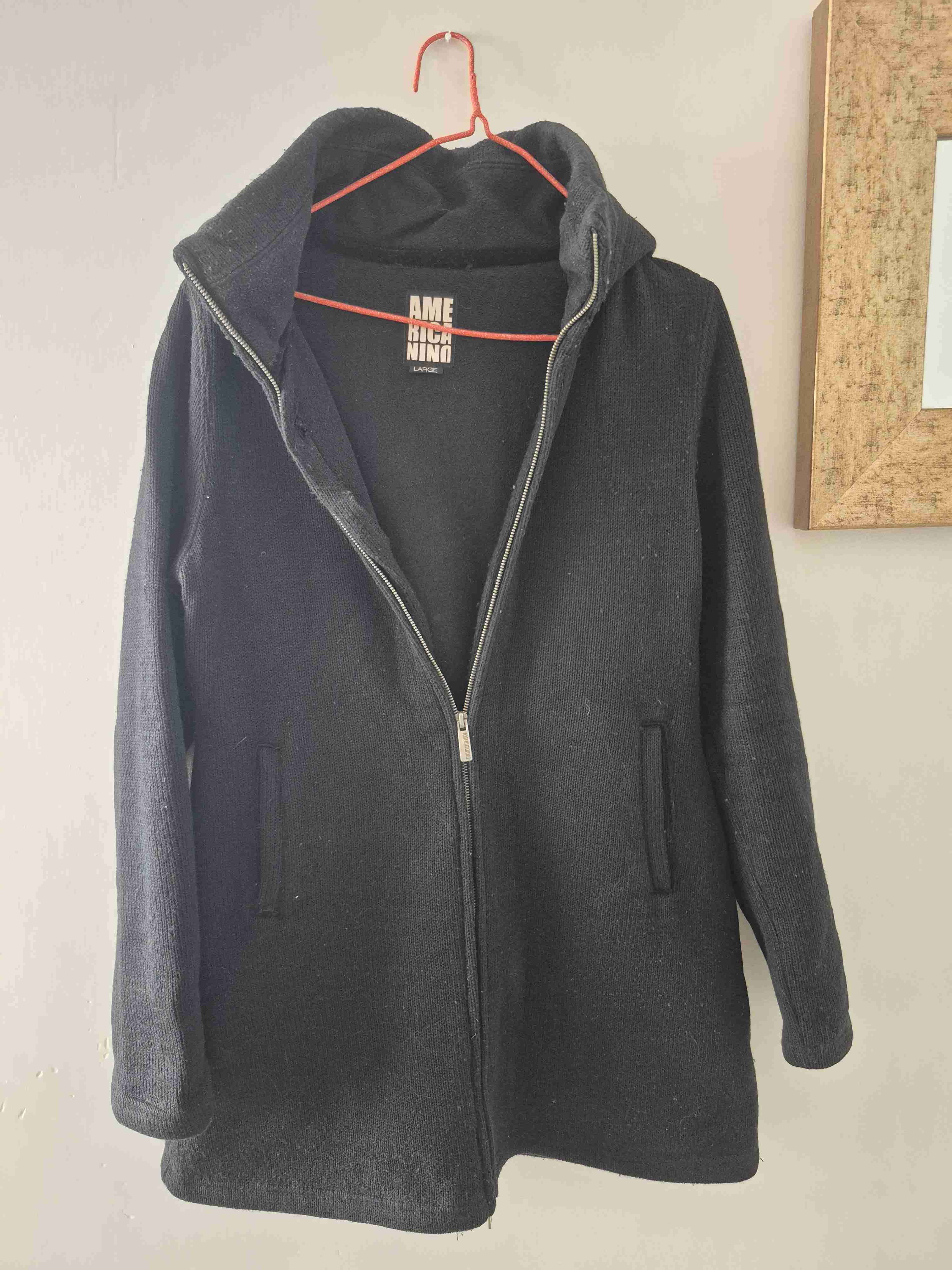 Chaqueta negra con cierre