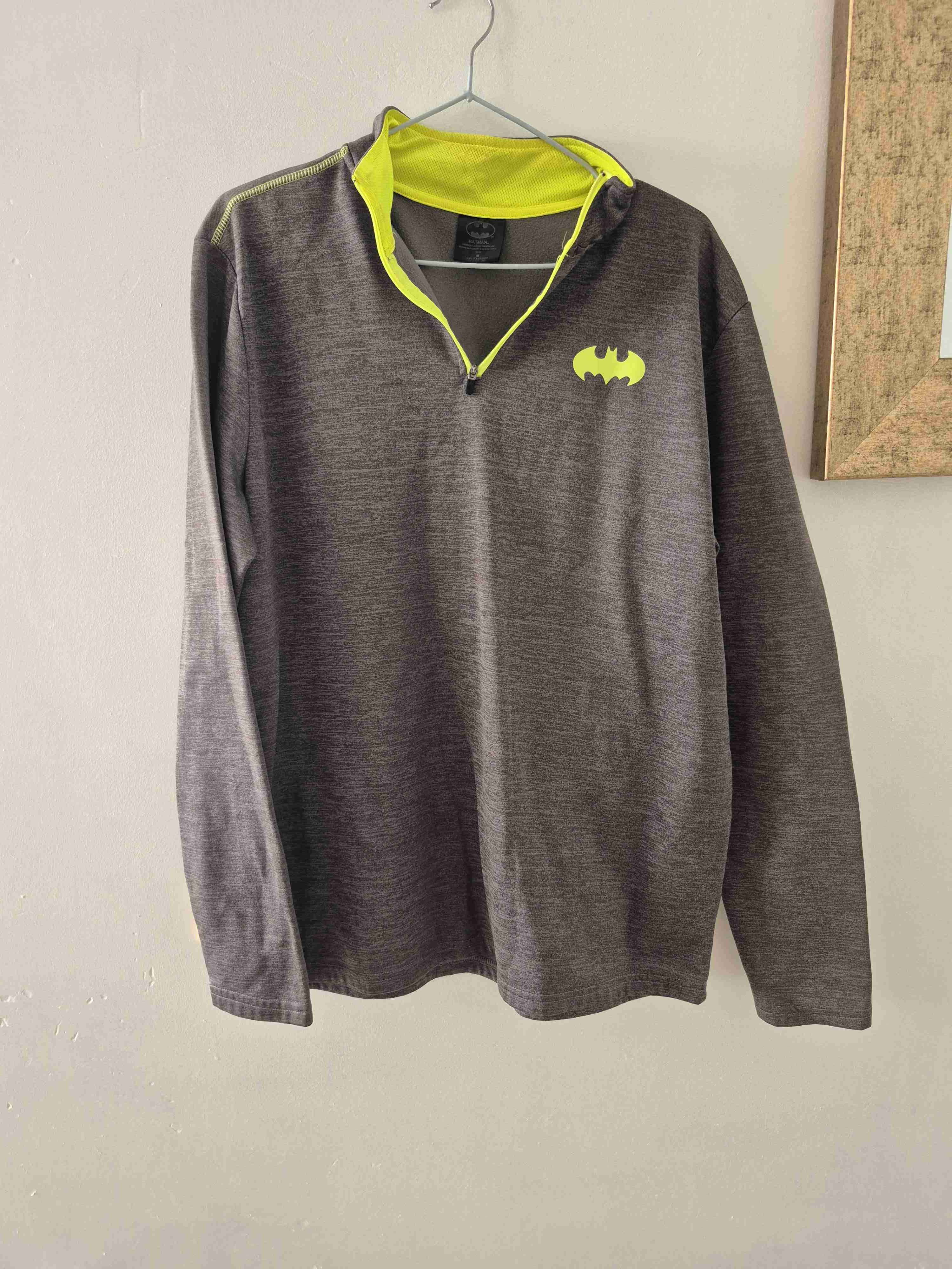 Polerón gris con logo amarillo