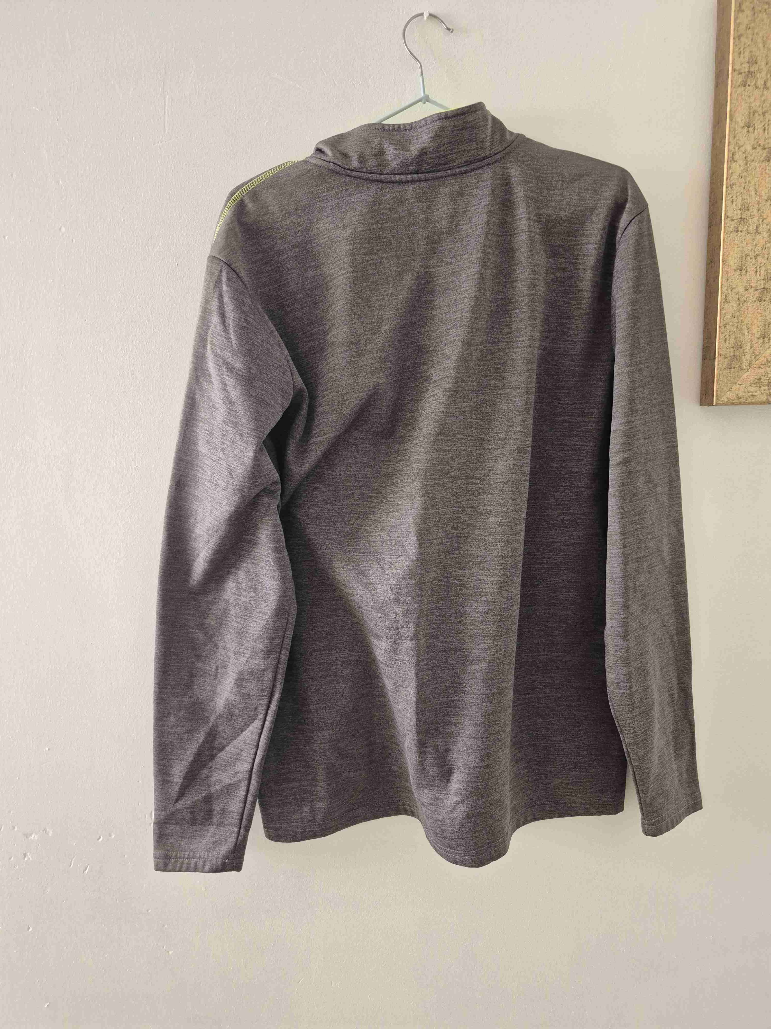 Polerón gris con logo amarillo - miniatura 3