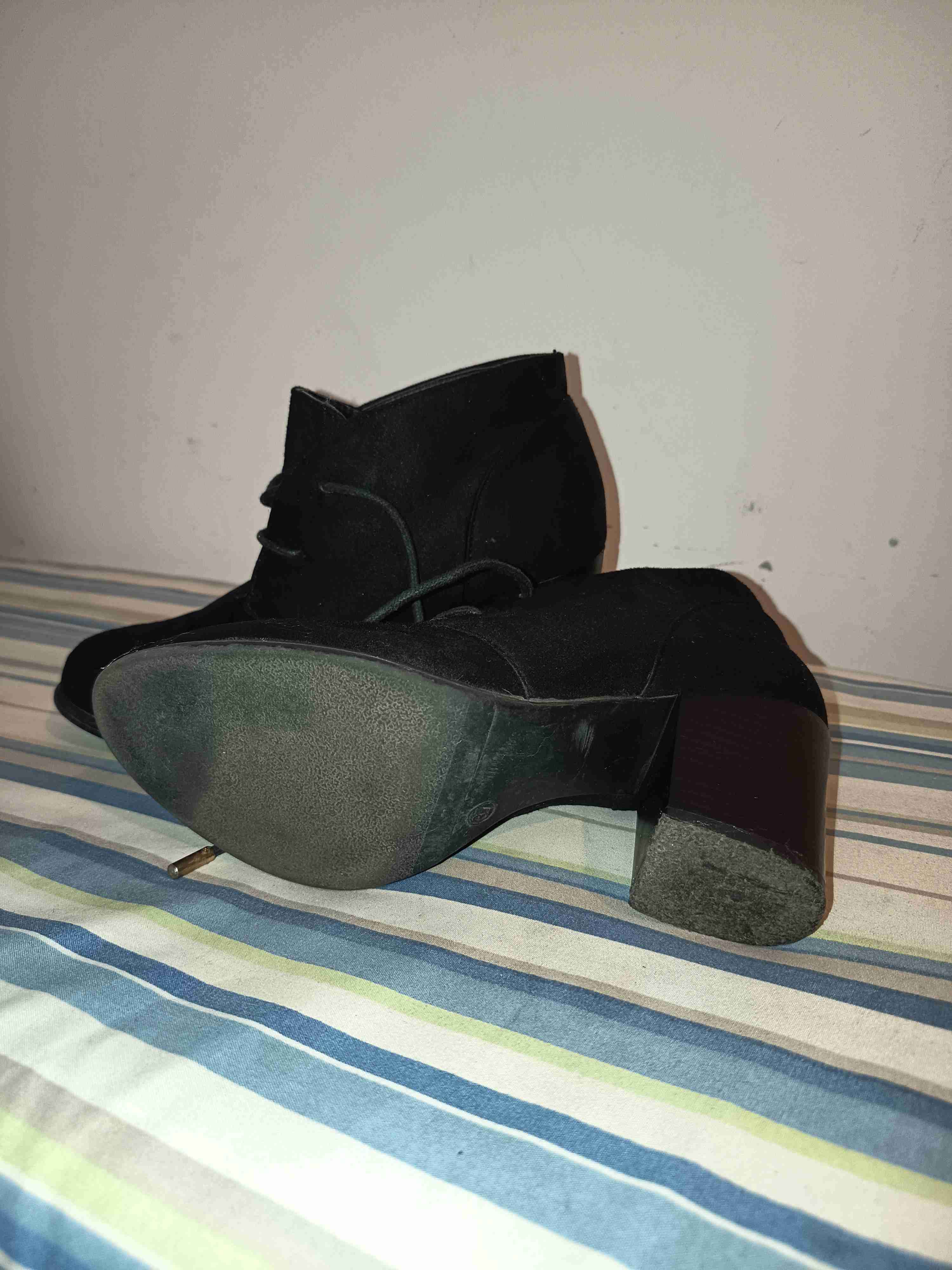 Botín de taco negro