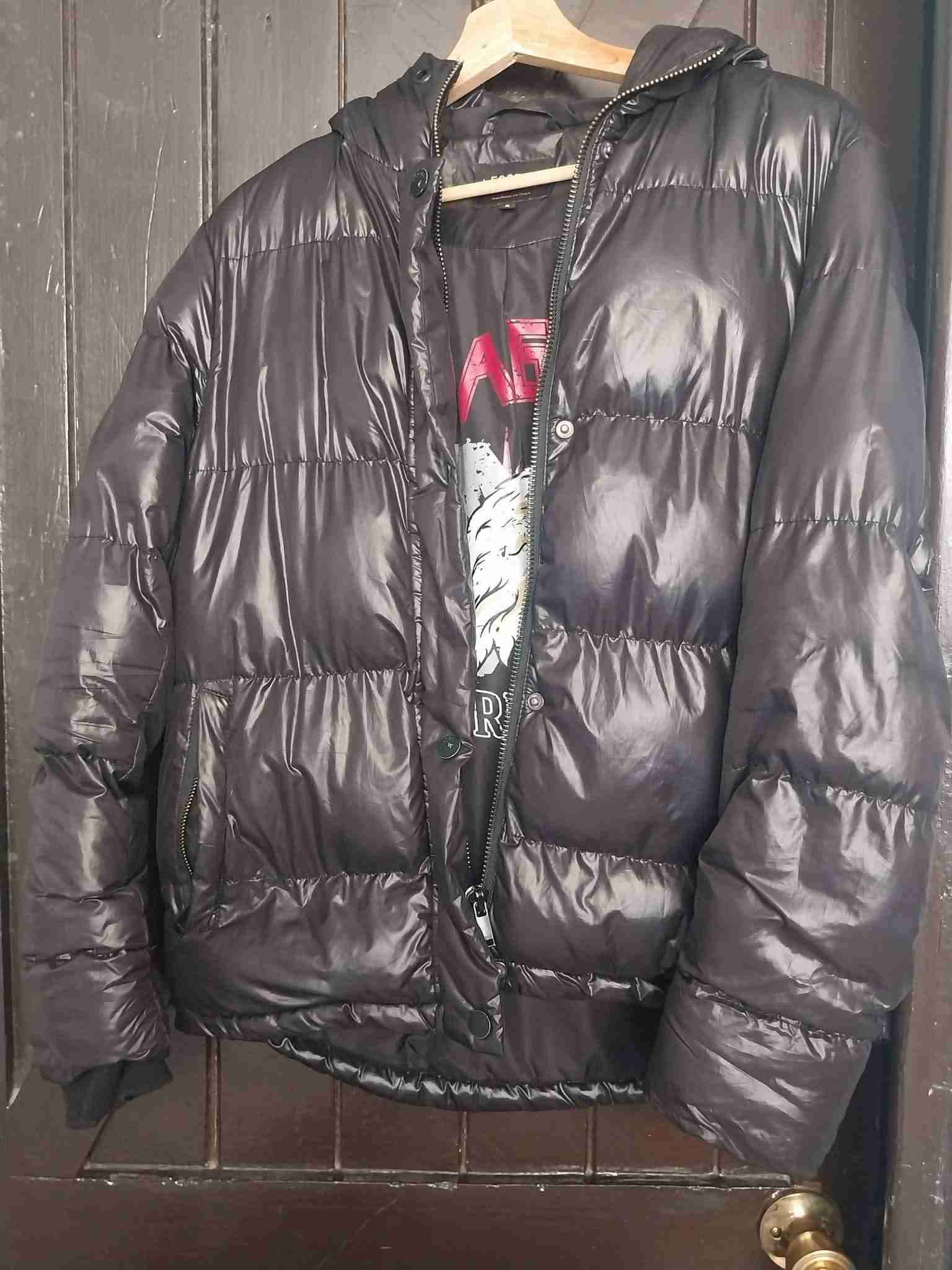 Chaqueta negra puffa con capucha