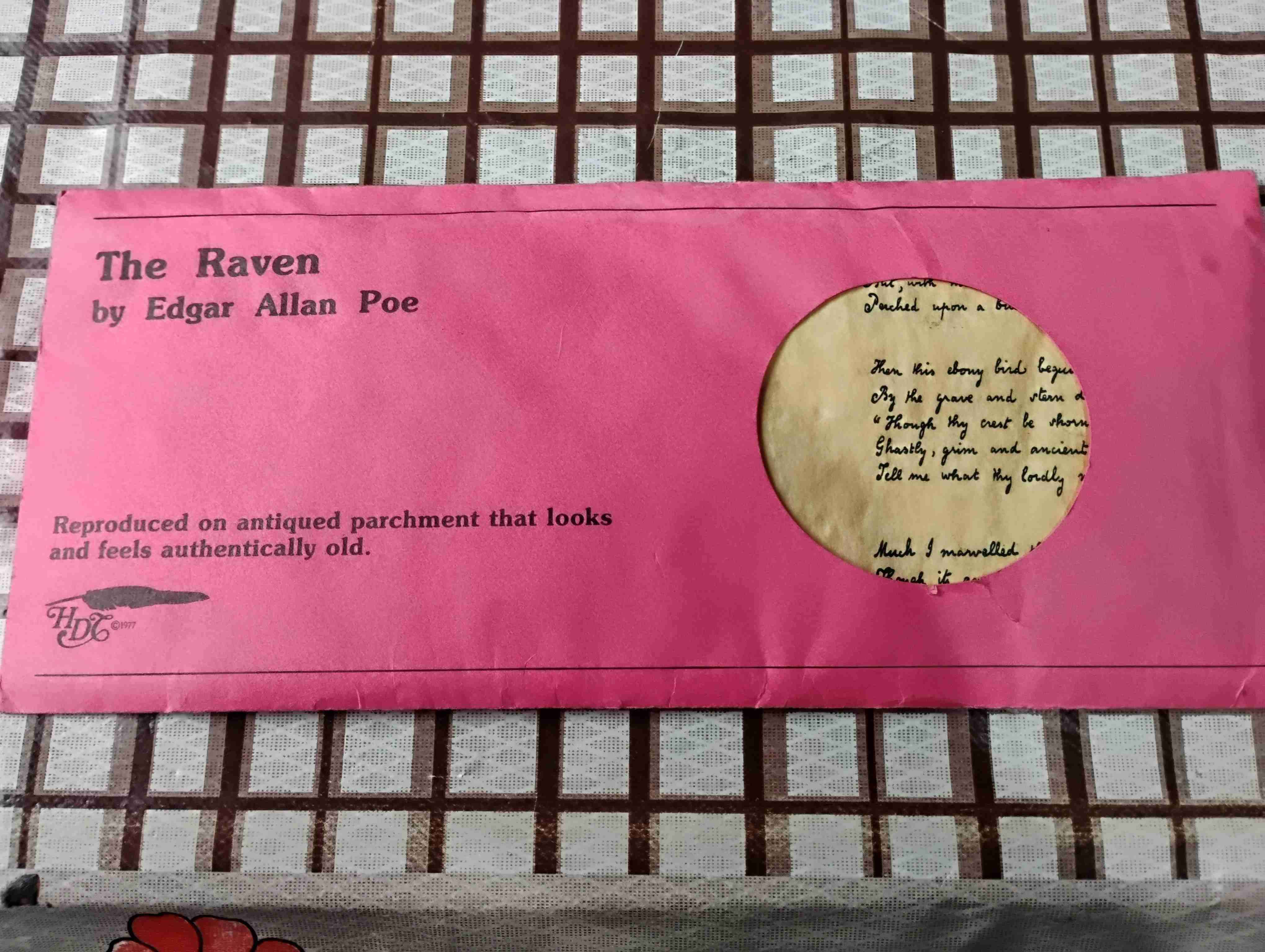 Reproducción de 'The Raven' en pergamino