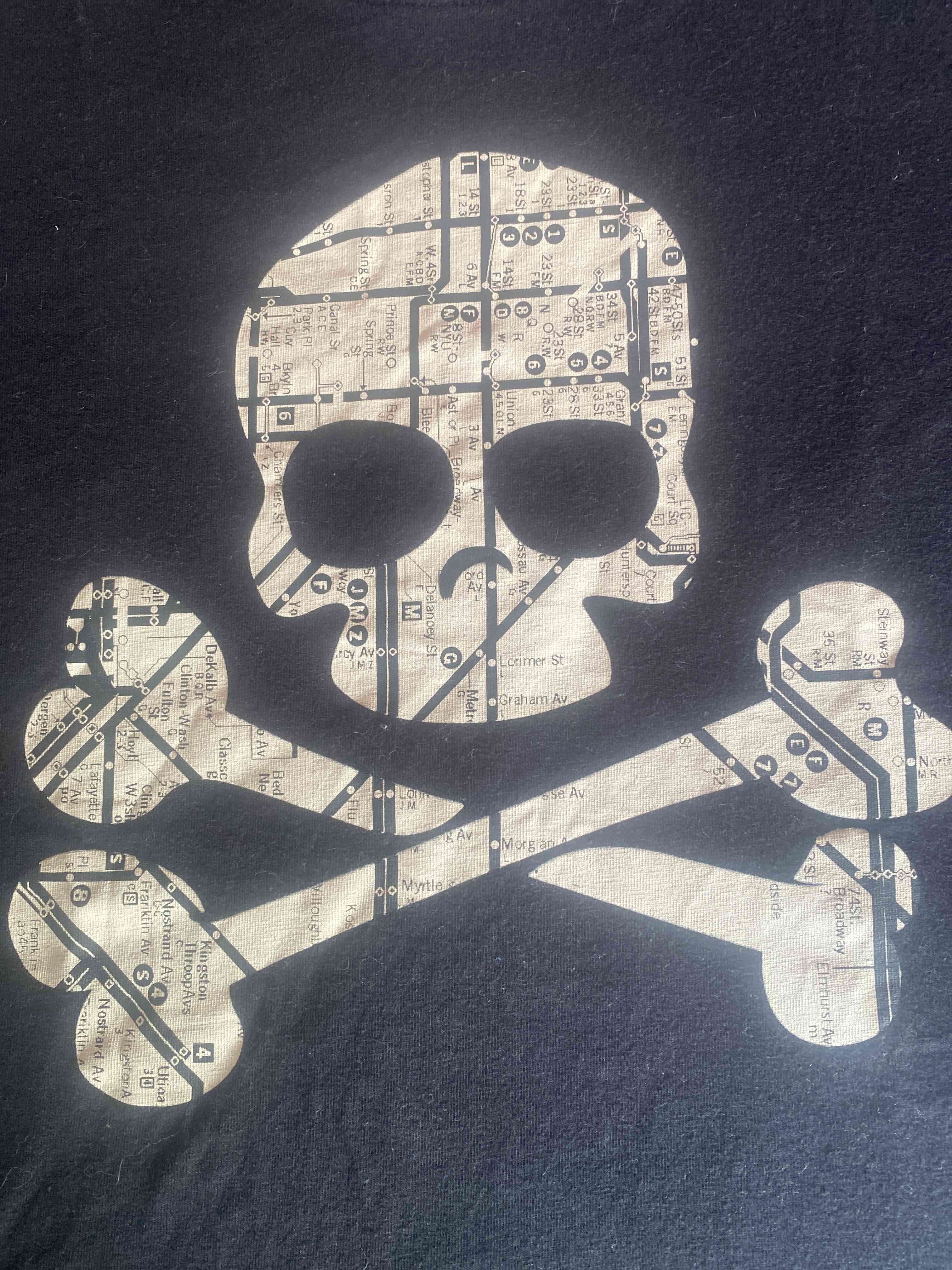 Polera negra con calavera estampada T14 - miniatura 2