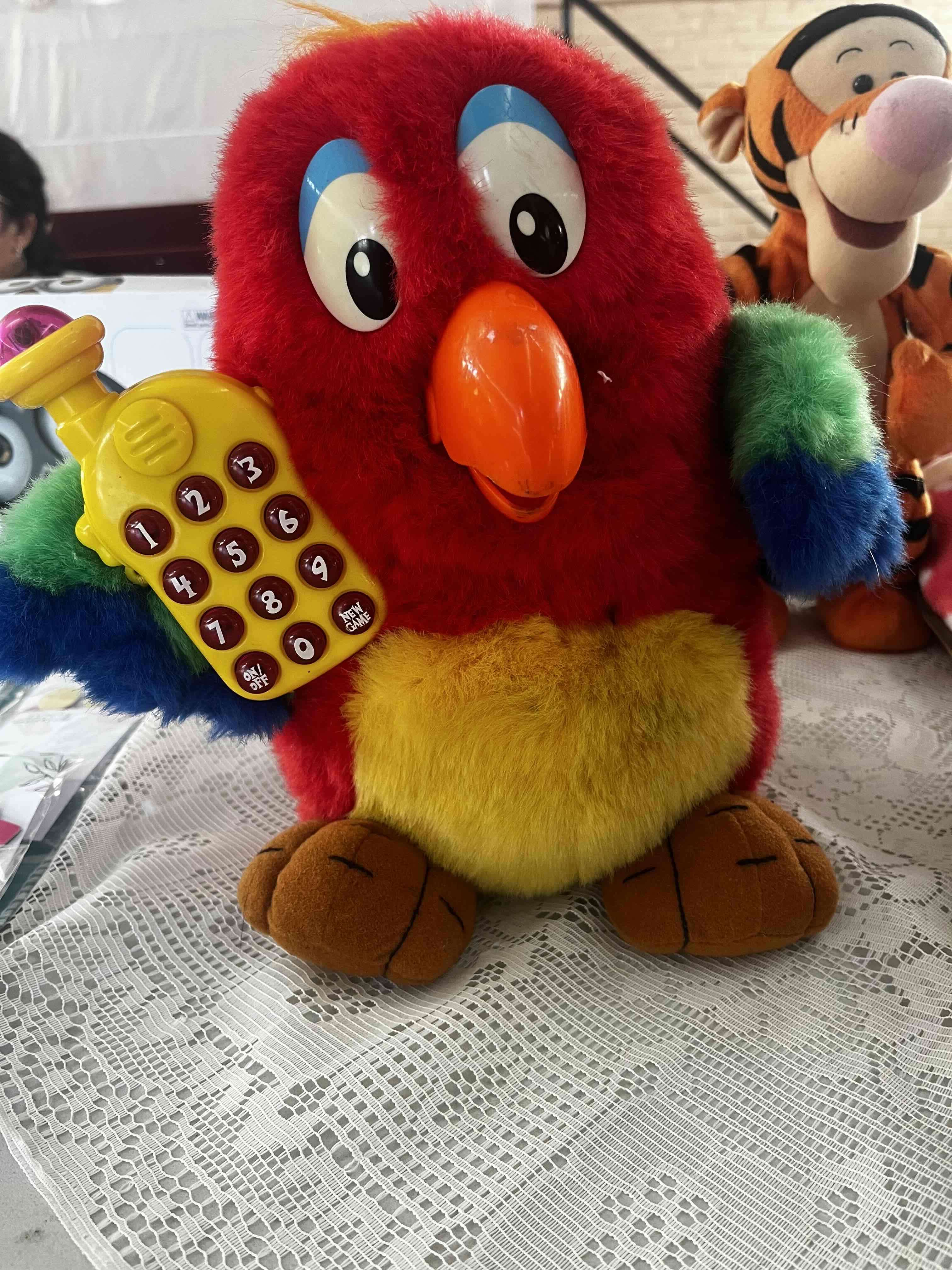 Peluche loro colorido con teléfono