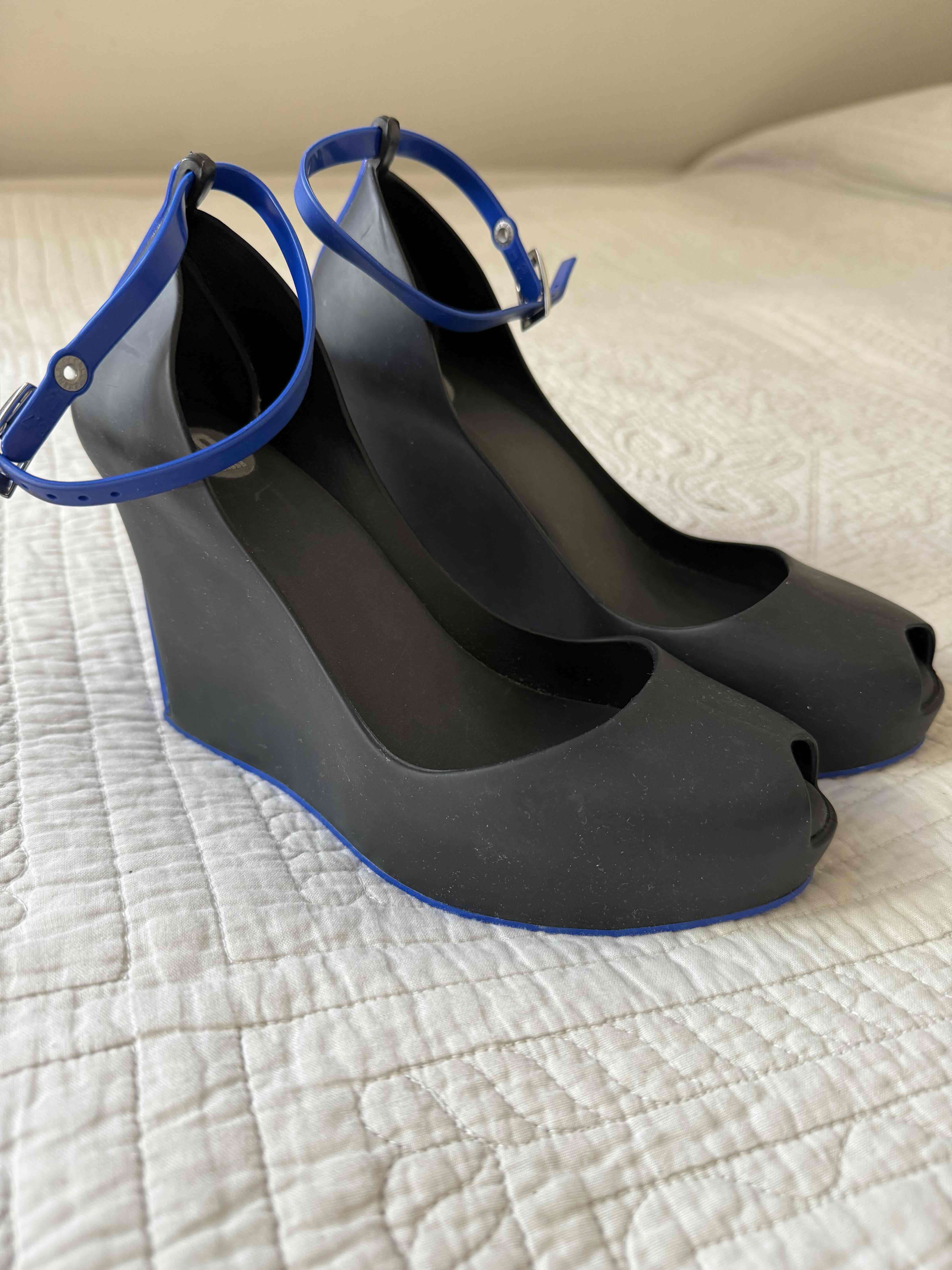 Zapatos de cuña negros con azul Melissa