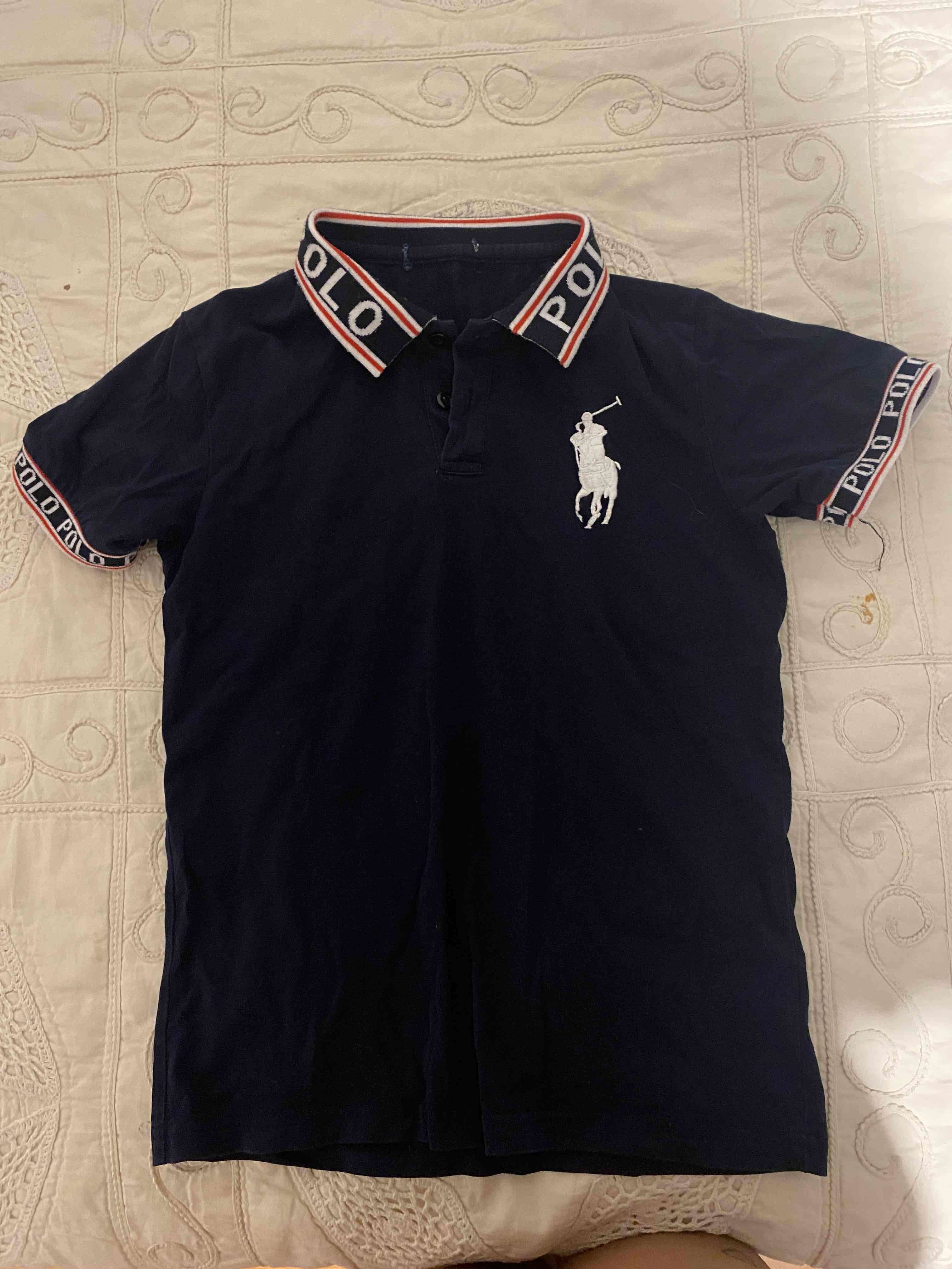 Polera polo azul de niño