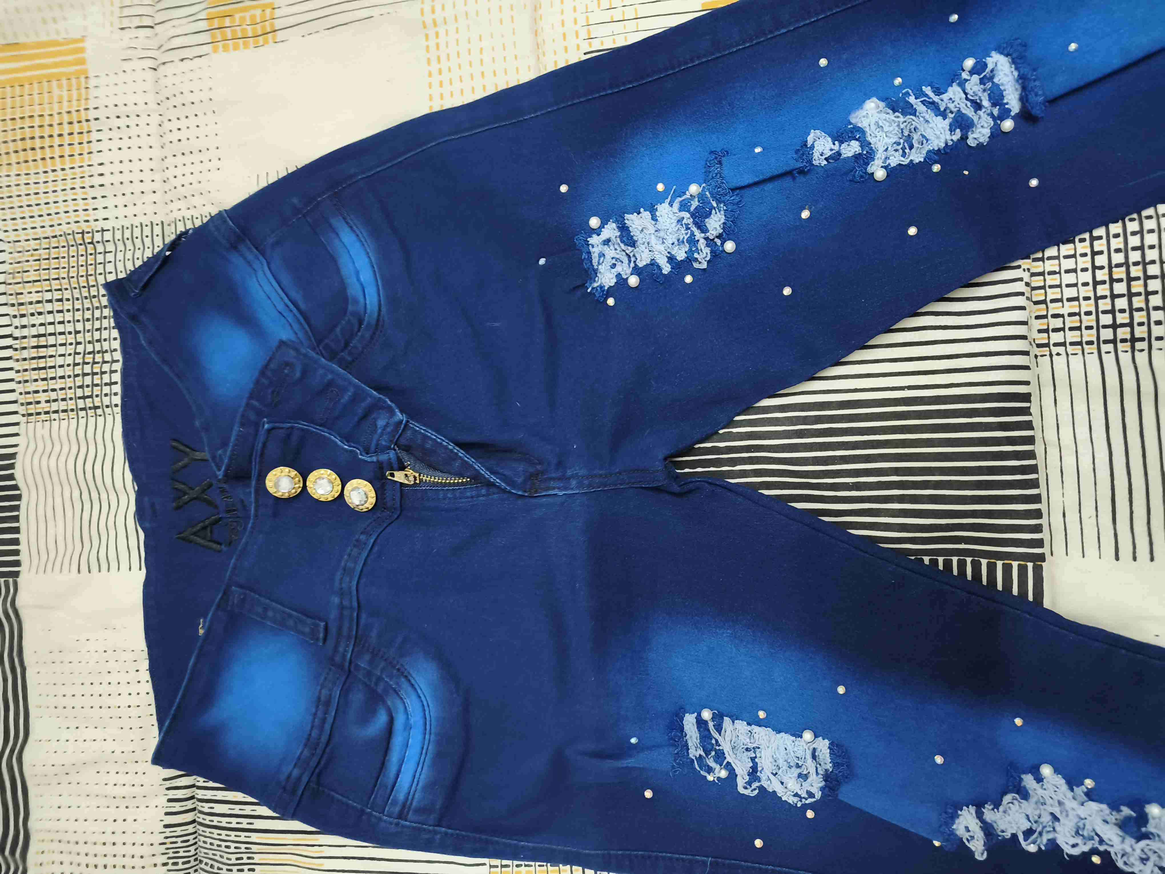 Jeans azul con detalles de perlas