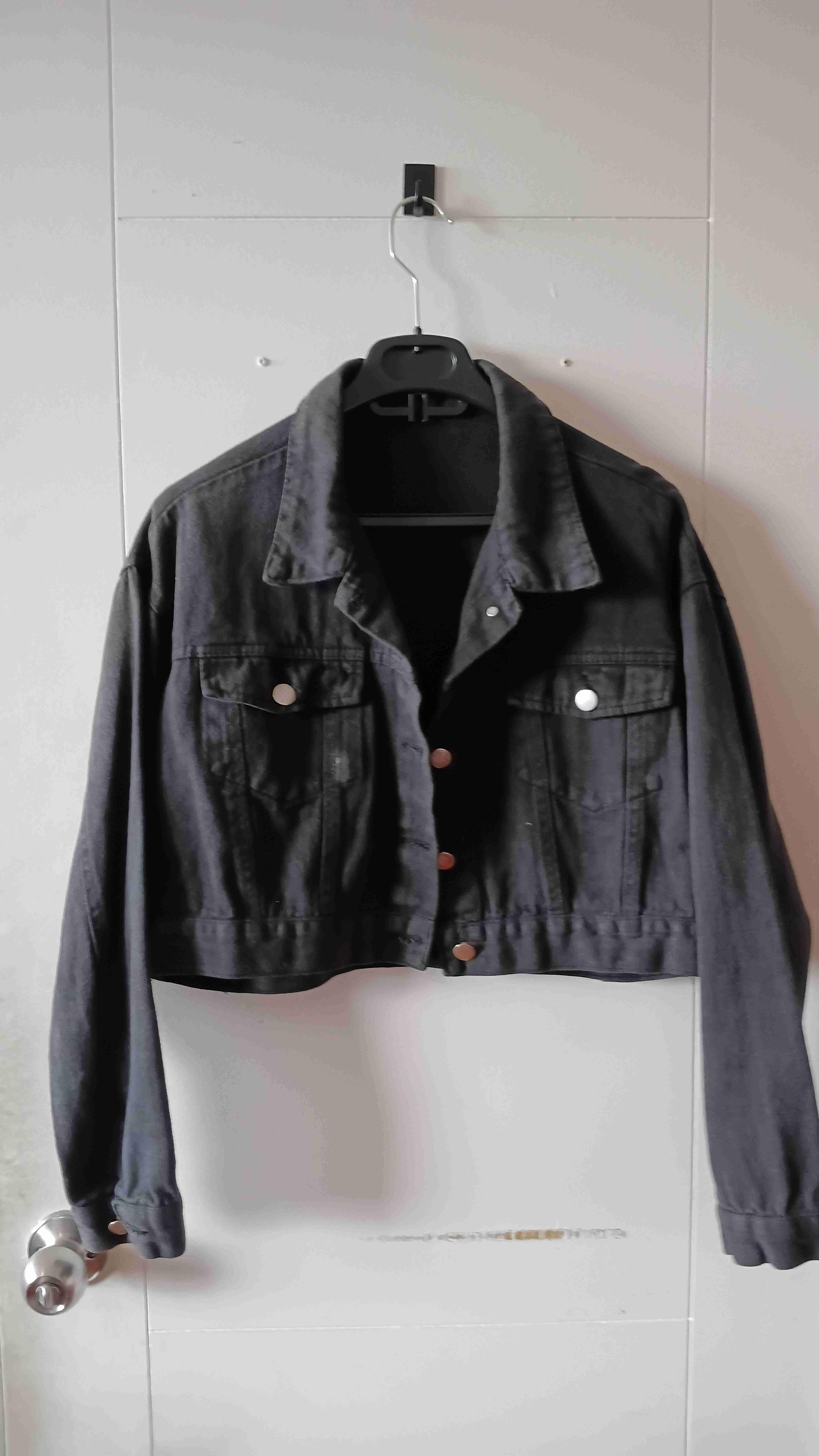 Chaqueta corta de mezclilla negra