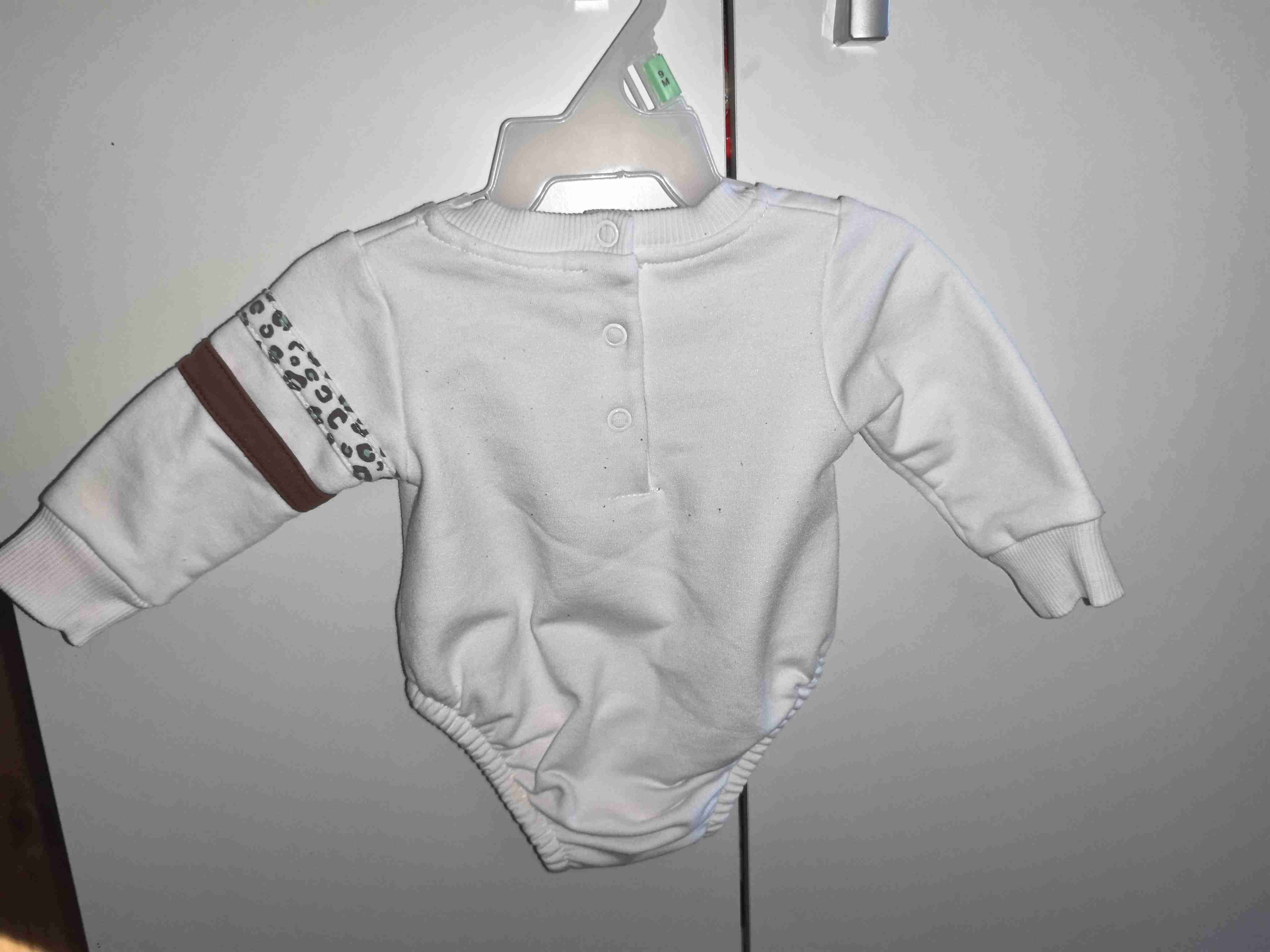 Body de bebé blanco con diseño - miniatura 2