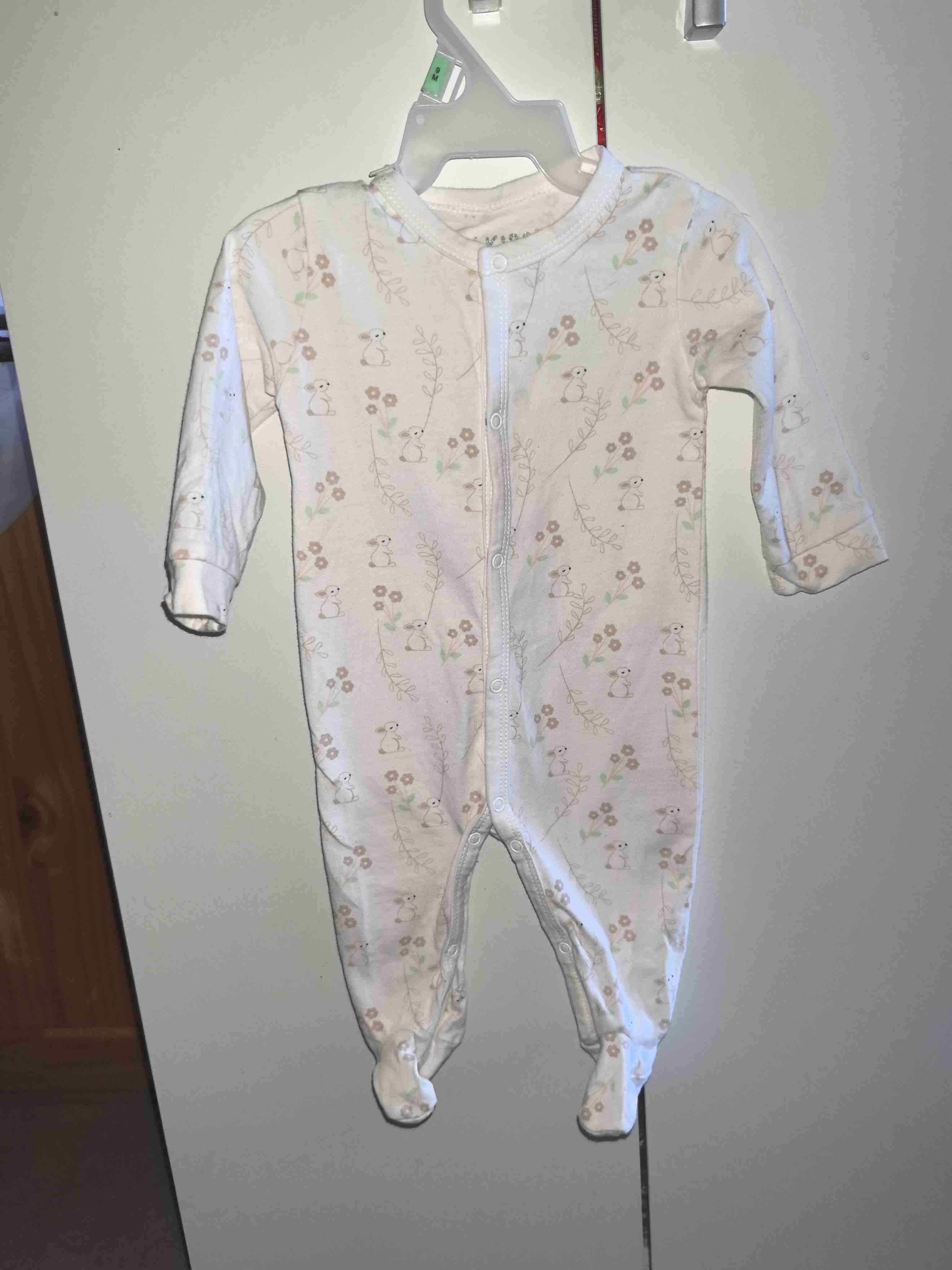 Enterito de bebé con diseño floral