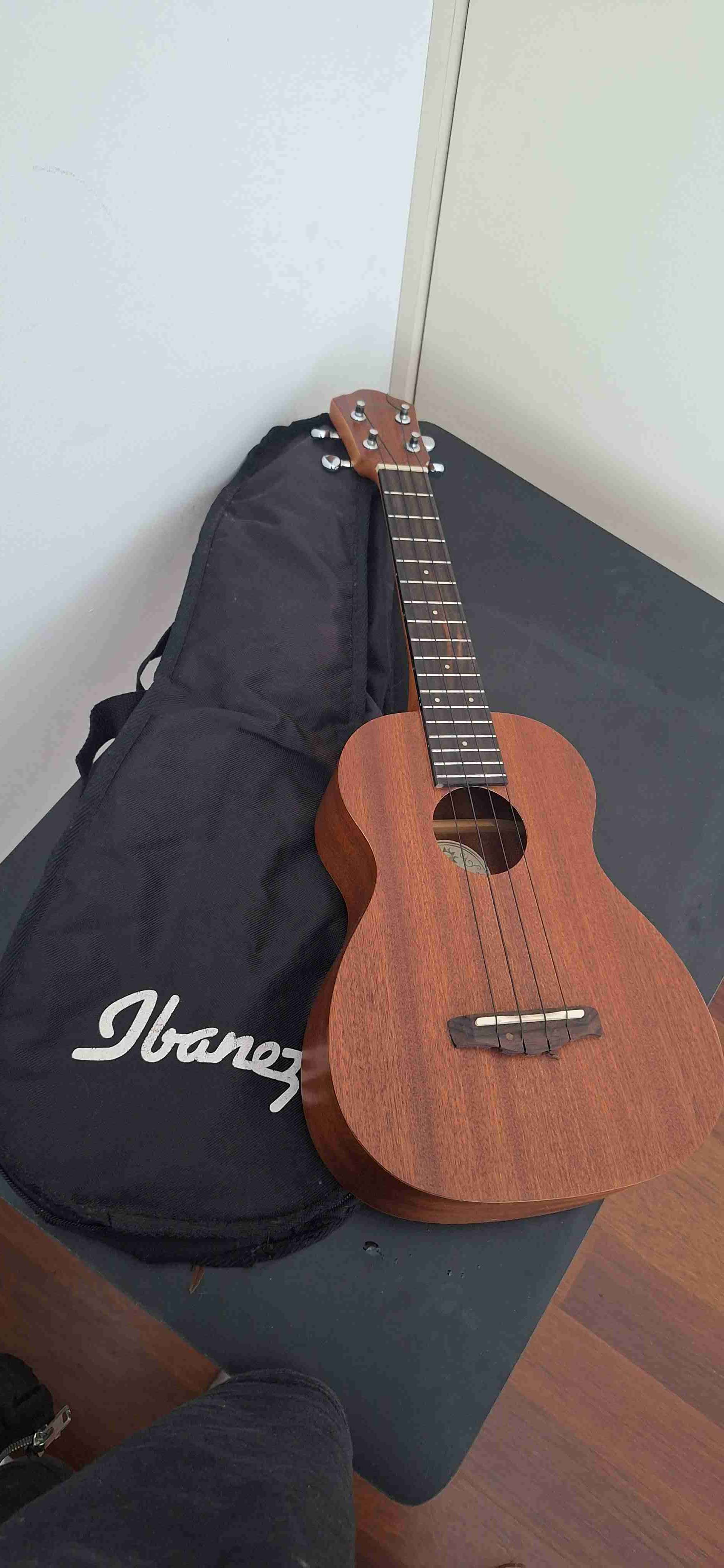 Ukulele Ibanez con funda - miniatura 2