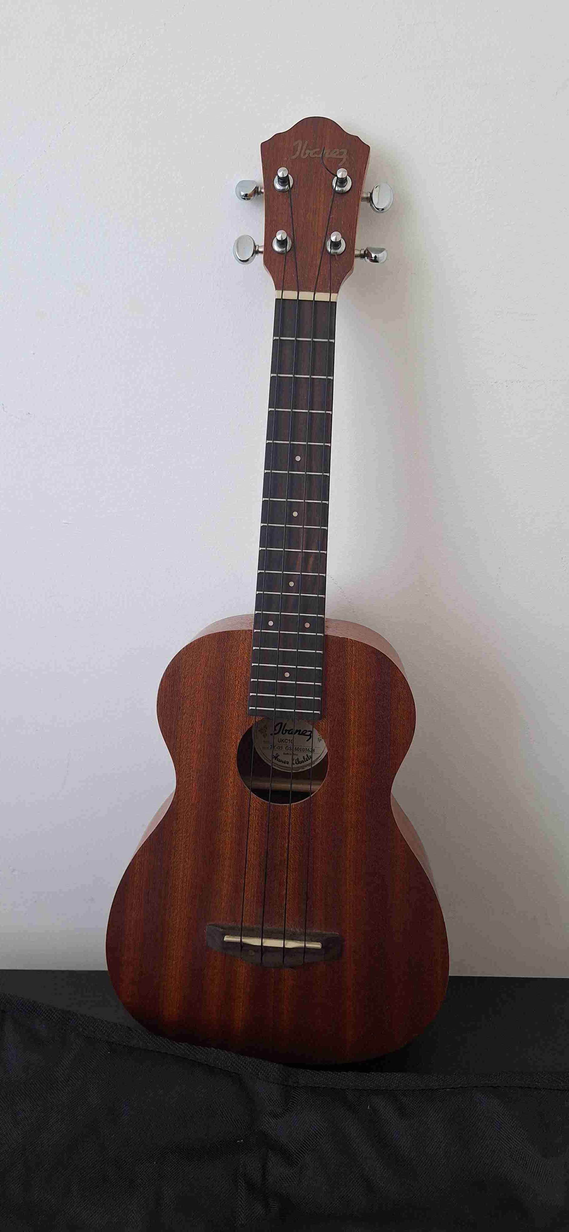 Ukulele Ibanez con funda - miniatura 3