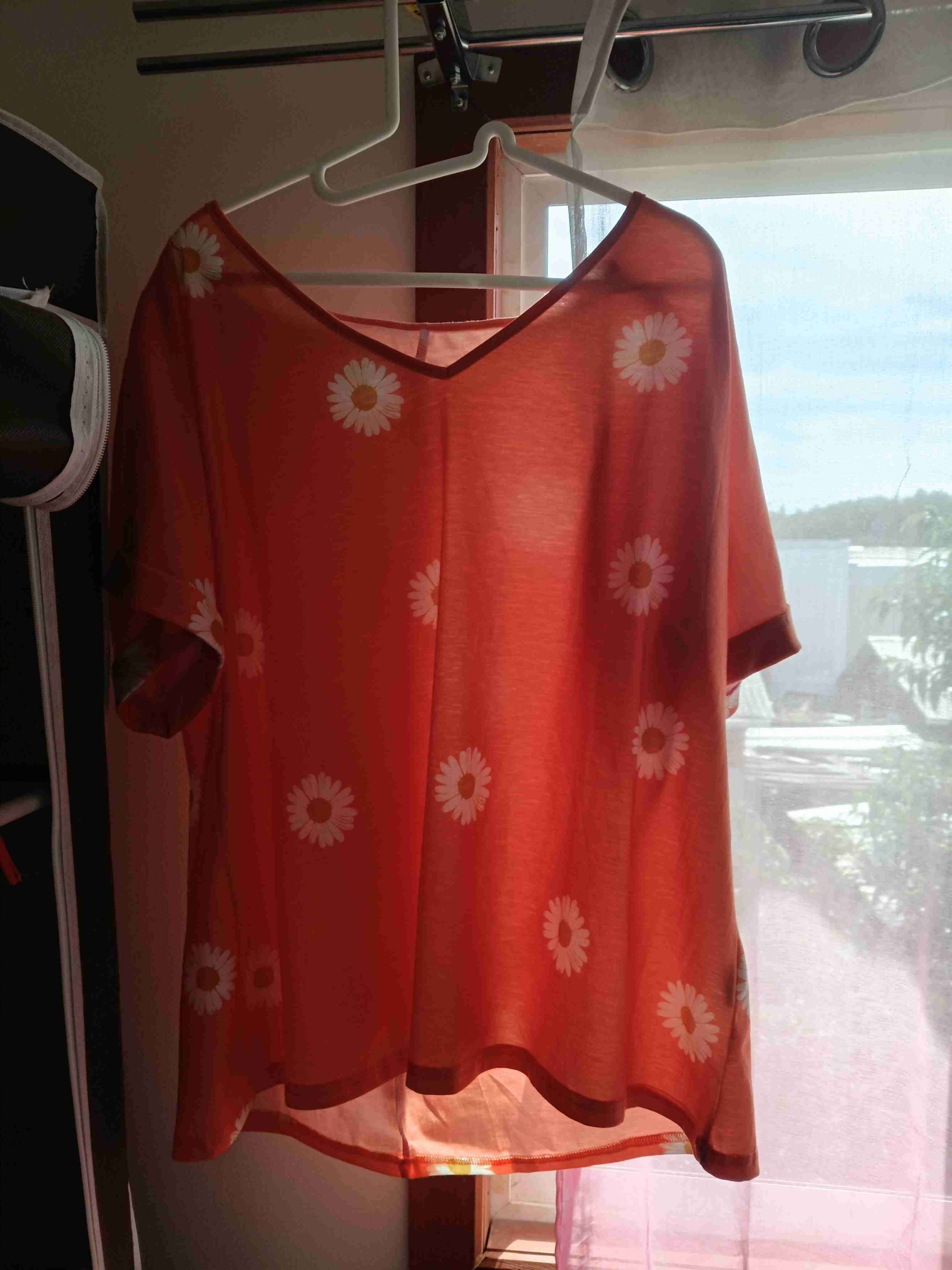 Blusa naranja con margaritas