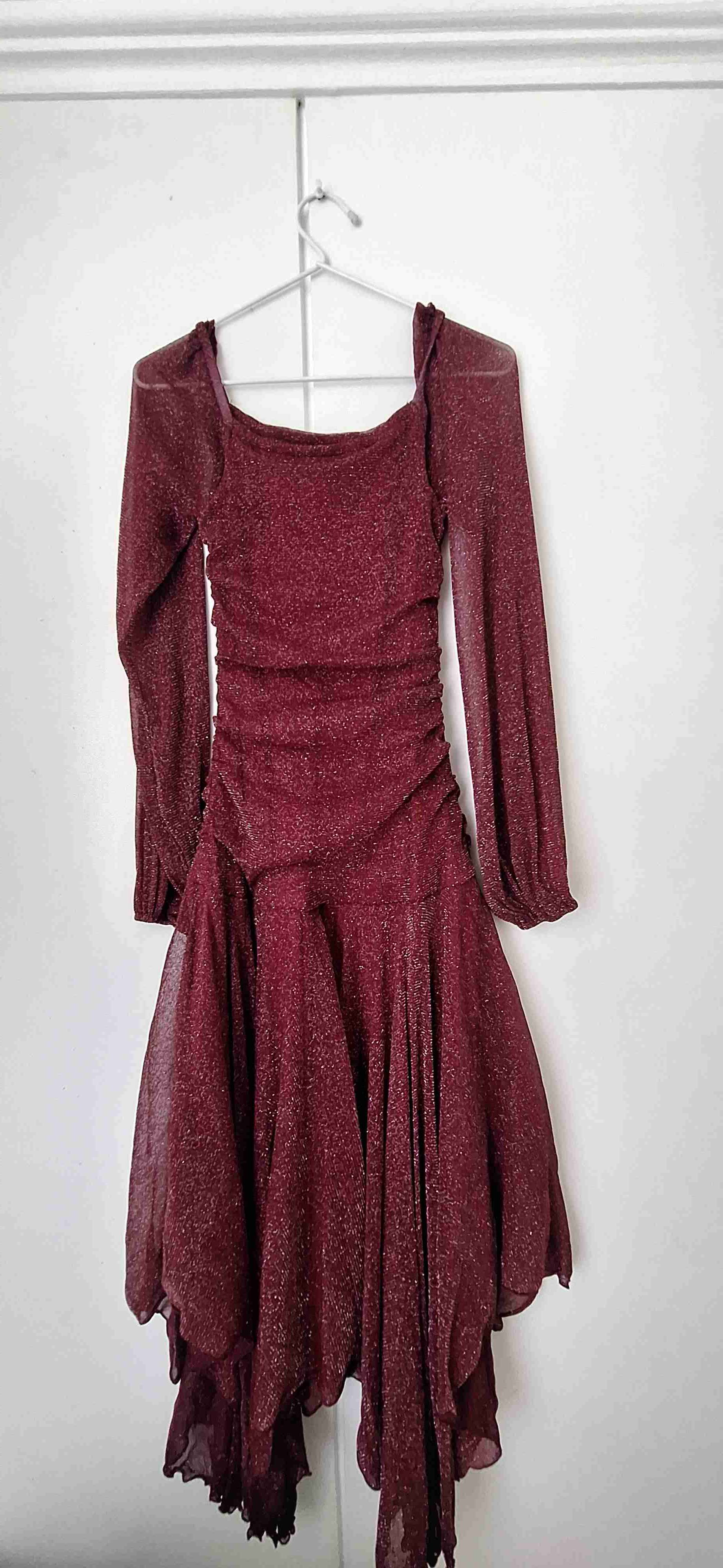 Vestido burdeo con brillos