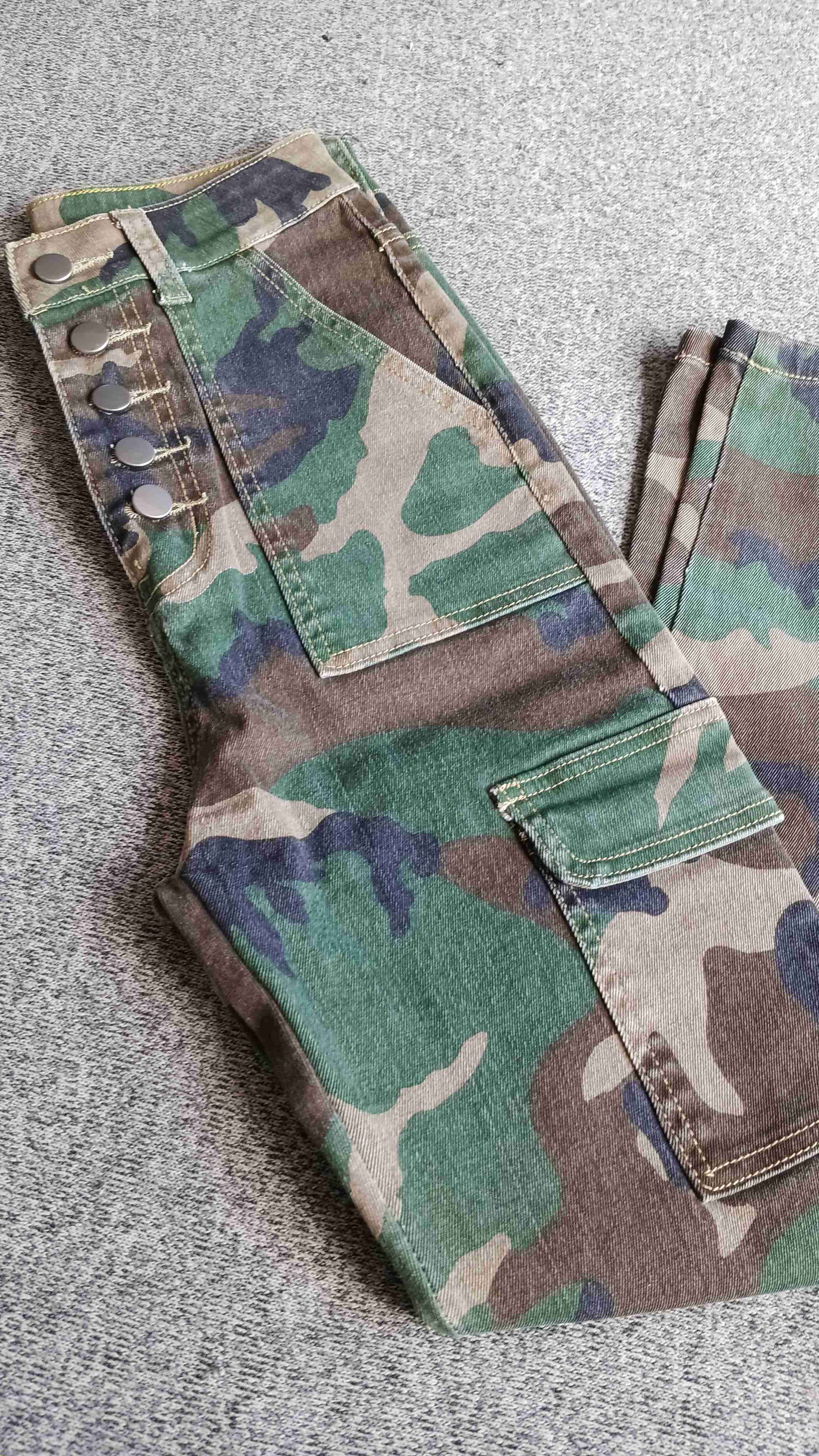 Pantalones camuflados estilo militar