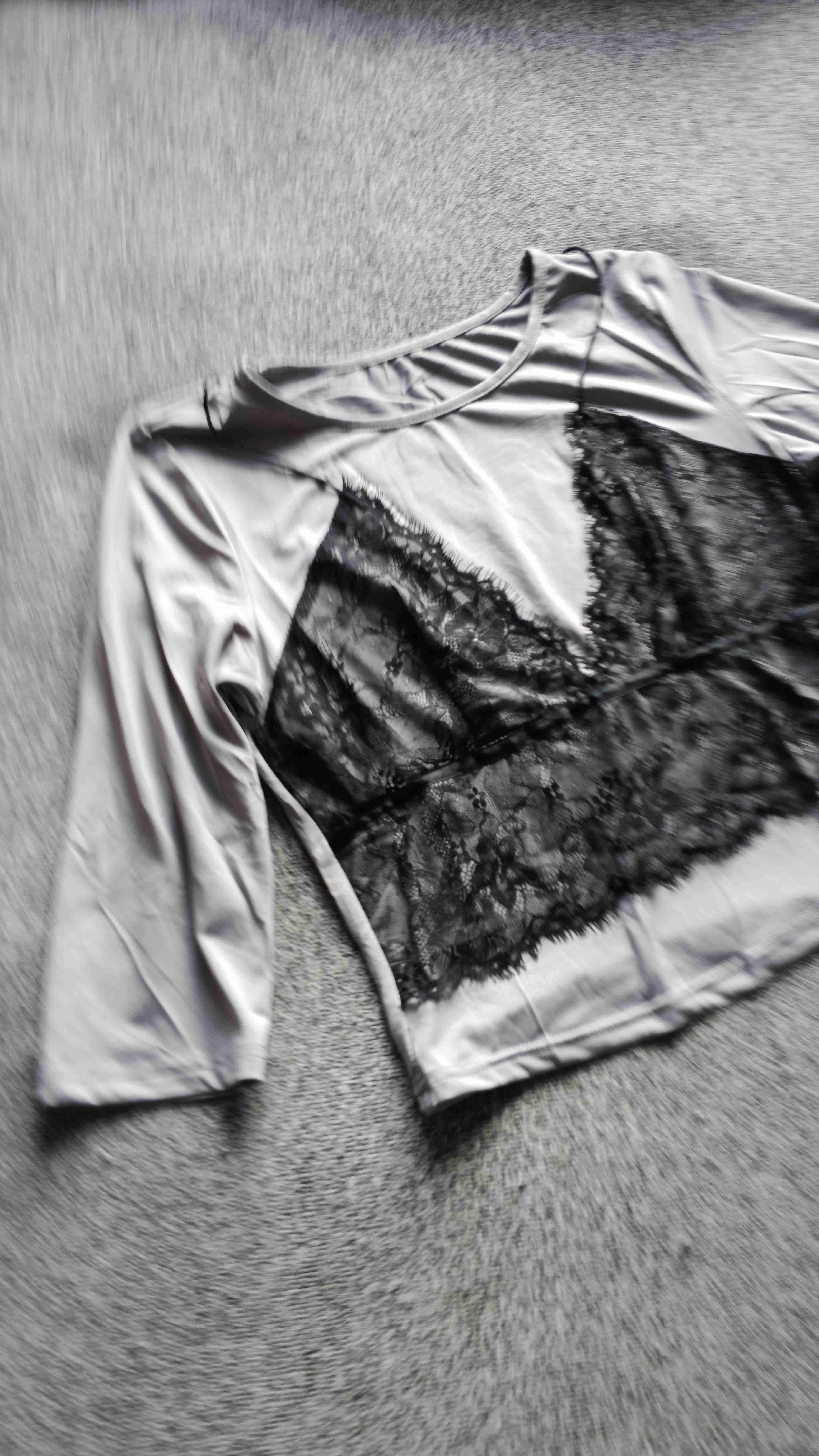 Polera gris con encaje